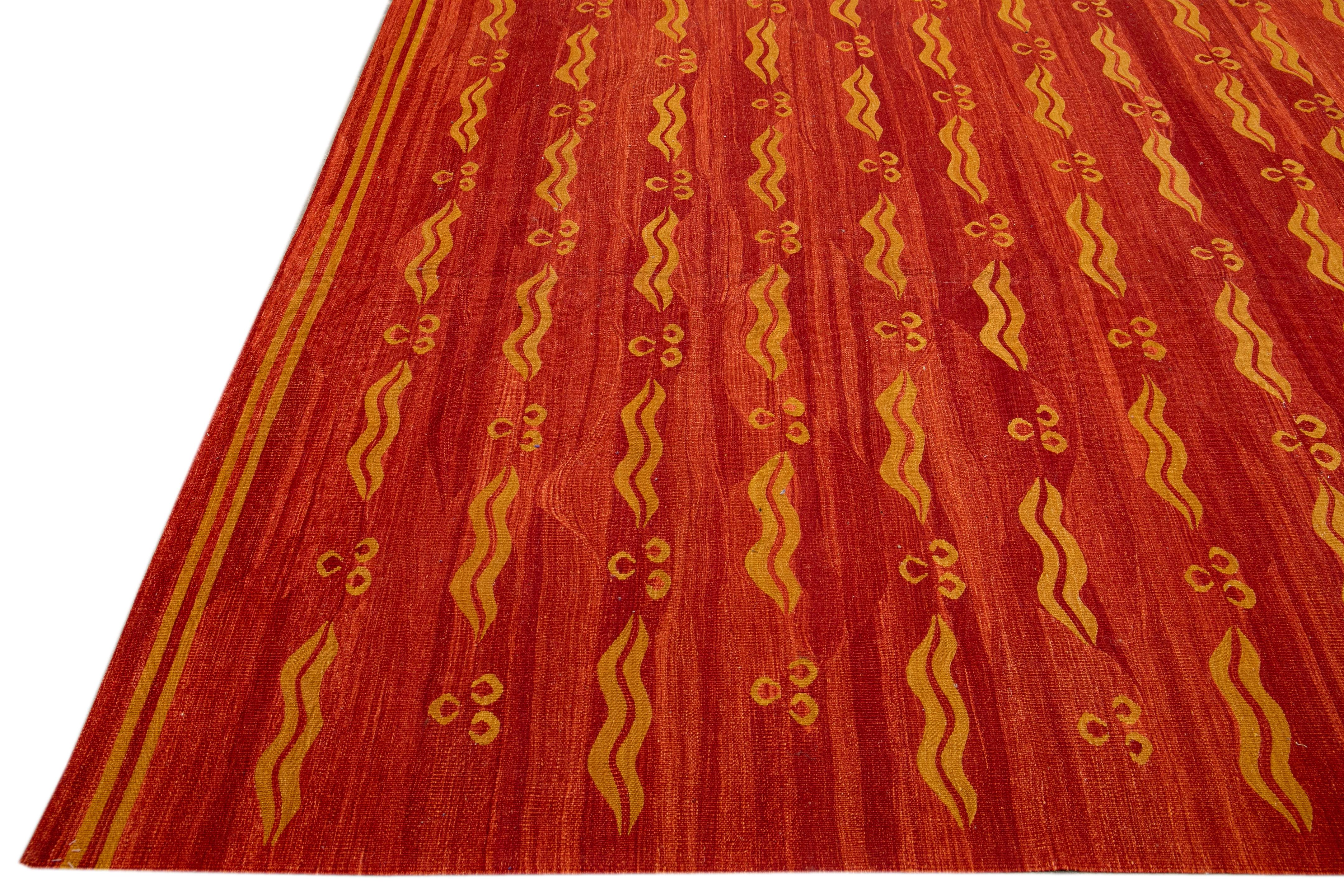Moderner moderner Flachgewebe-Wollteppich aus rostfarbenem Kelim mit geometrischem Muster (Handgeknüpft) im Angebot