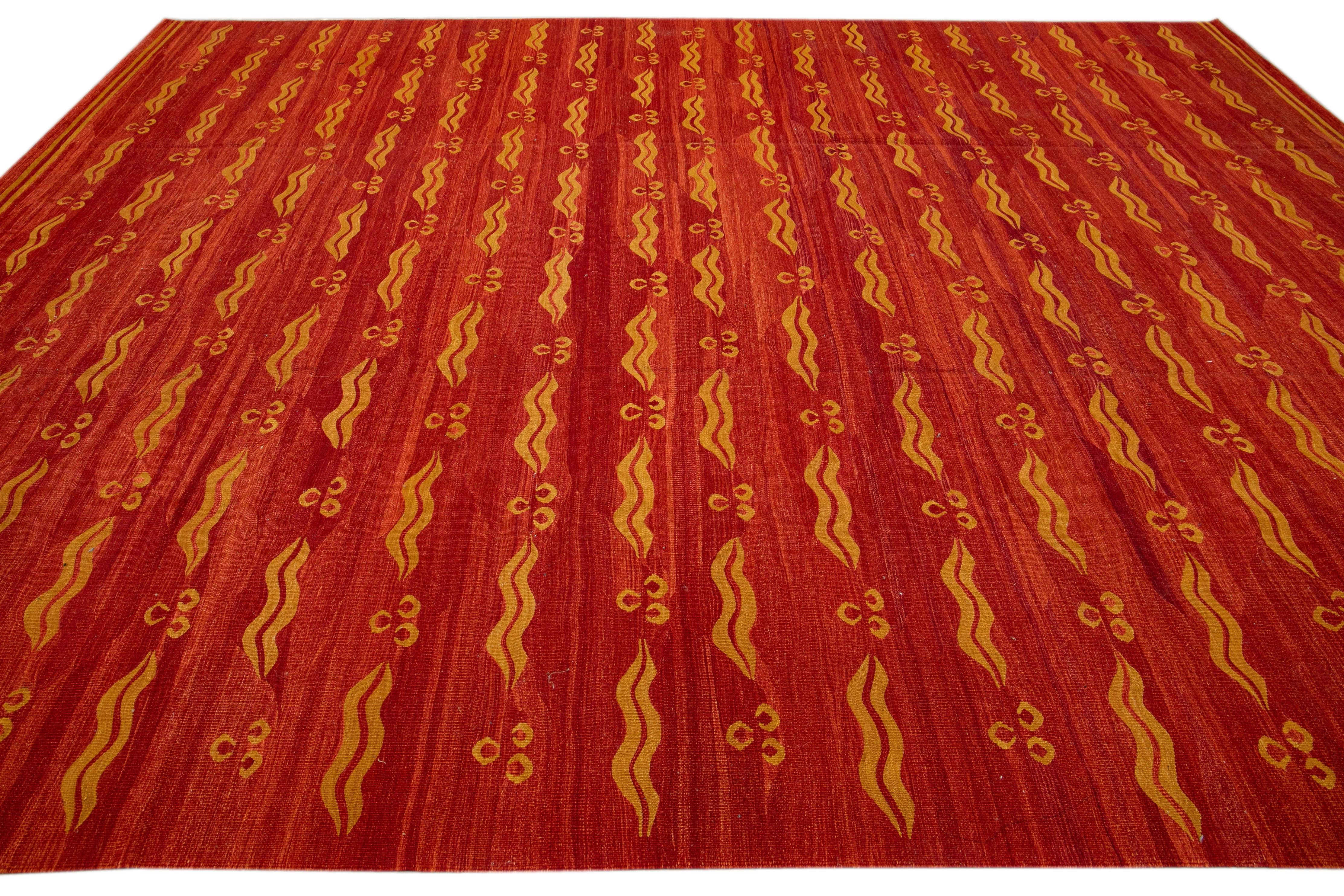 Moderner moderner Flachgewebe-Wollteppich aus rostfarbenem Kelim mit geometrischem Muster im Zustand „Neu“ im Angebot in Norwalk, CT
