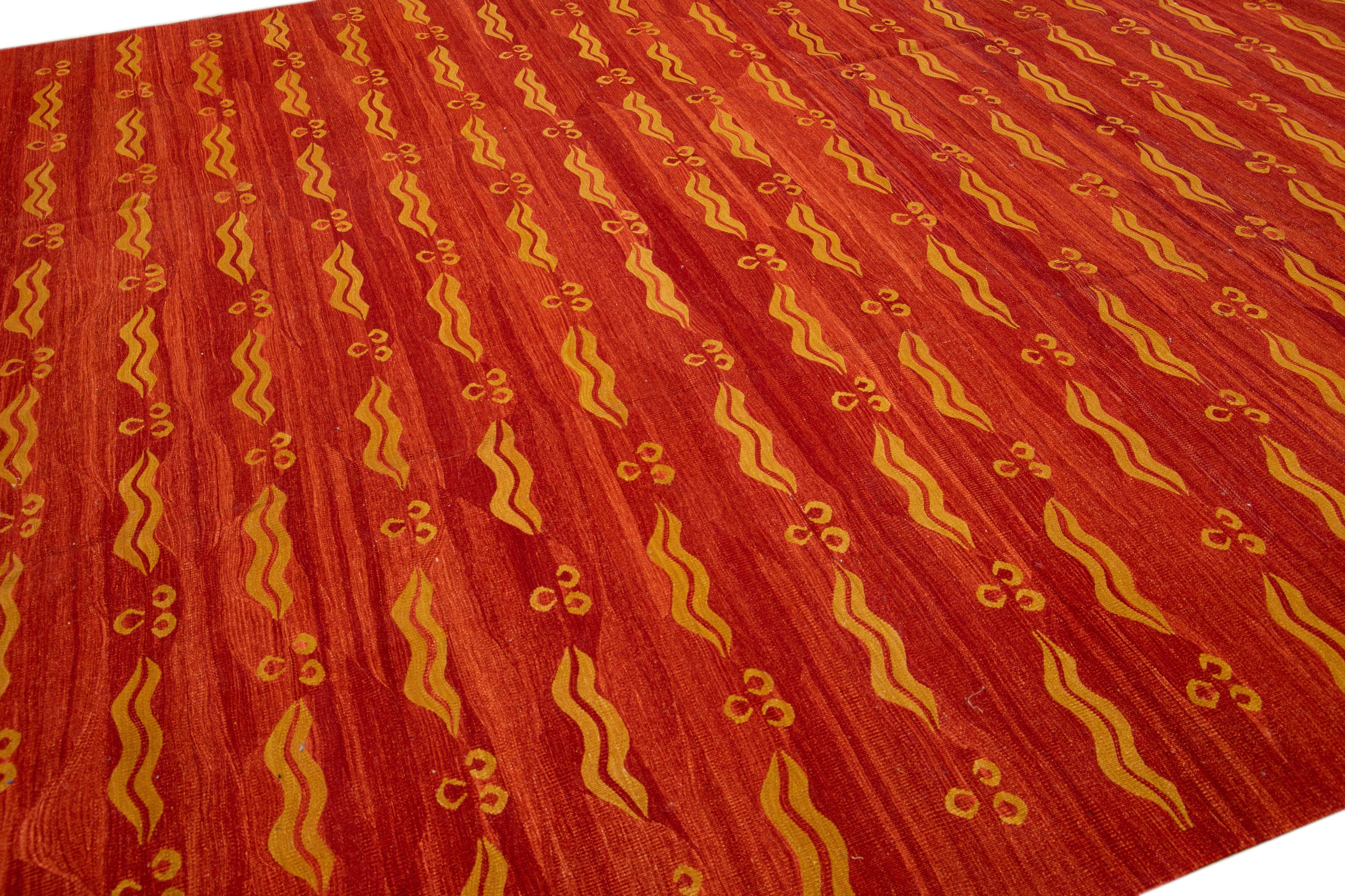 Moderner moderner Flachgewebe-Wollteppich aus rostfarbenem Kelim mit geometrischem Muster (Wolle) im Angebot