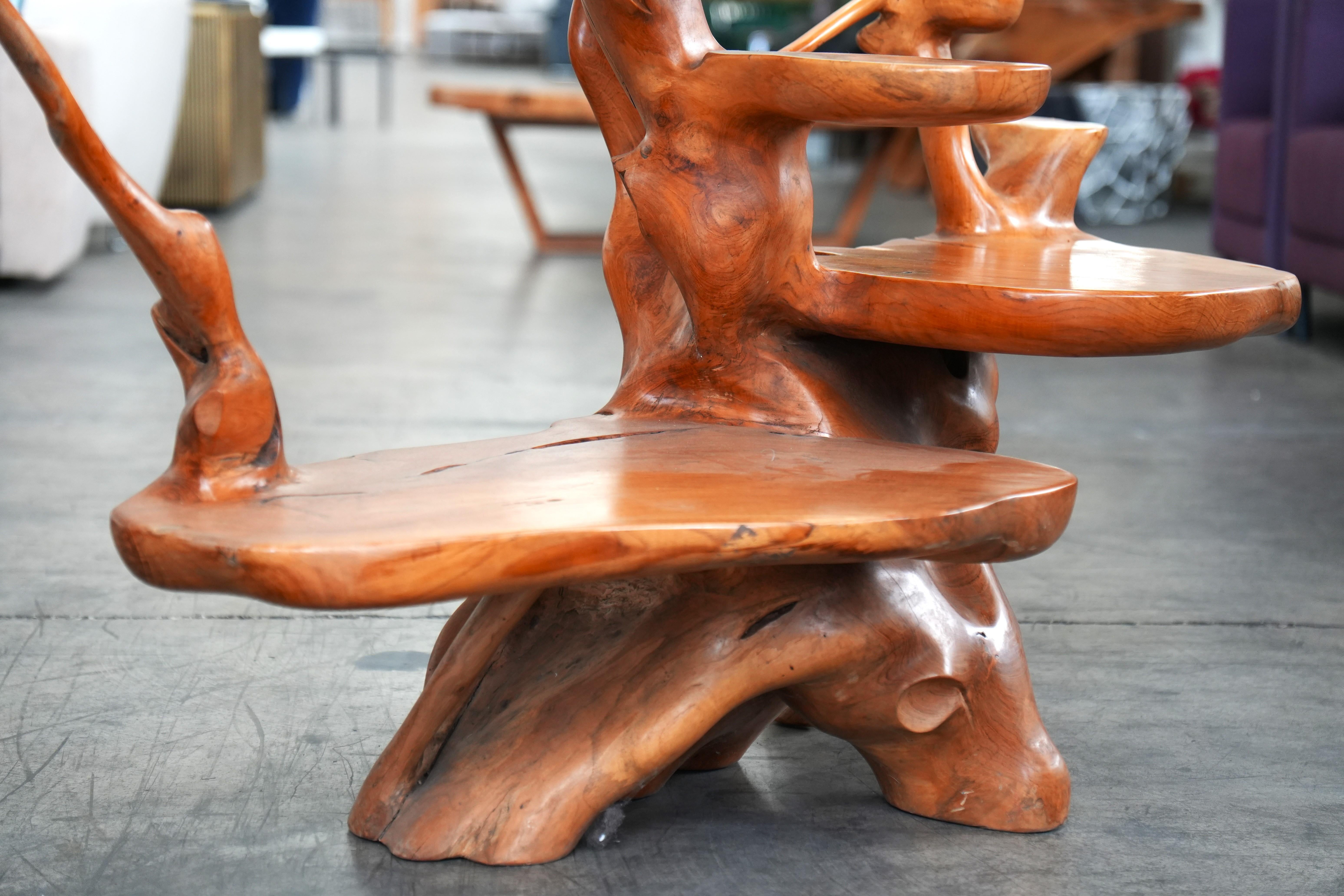 Modernes rustikales Adirondack Pflanzgefäß & Sockel - Organische Holzkunst mit 3 Ablagen (Zeitgenössisch) im Angebot