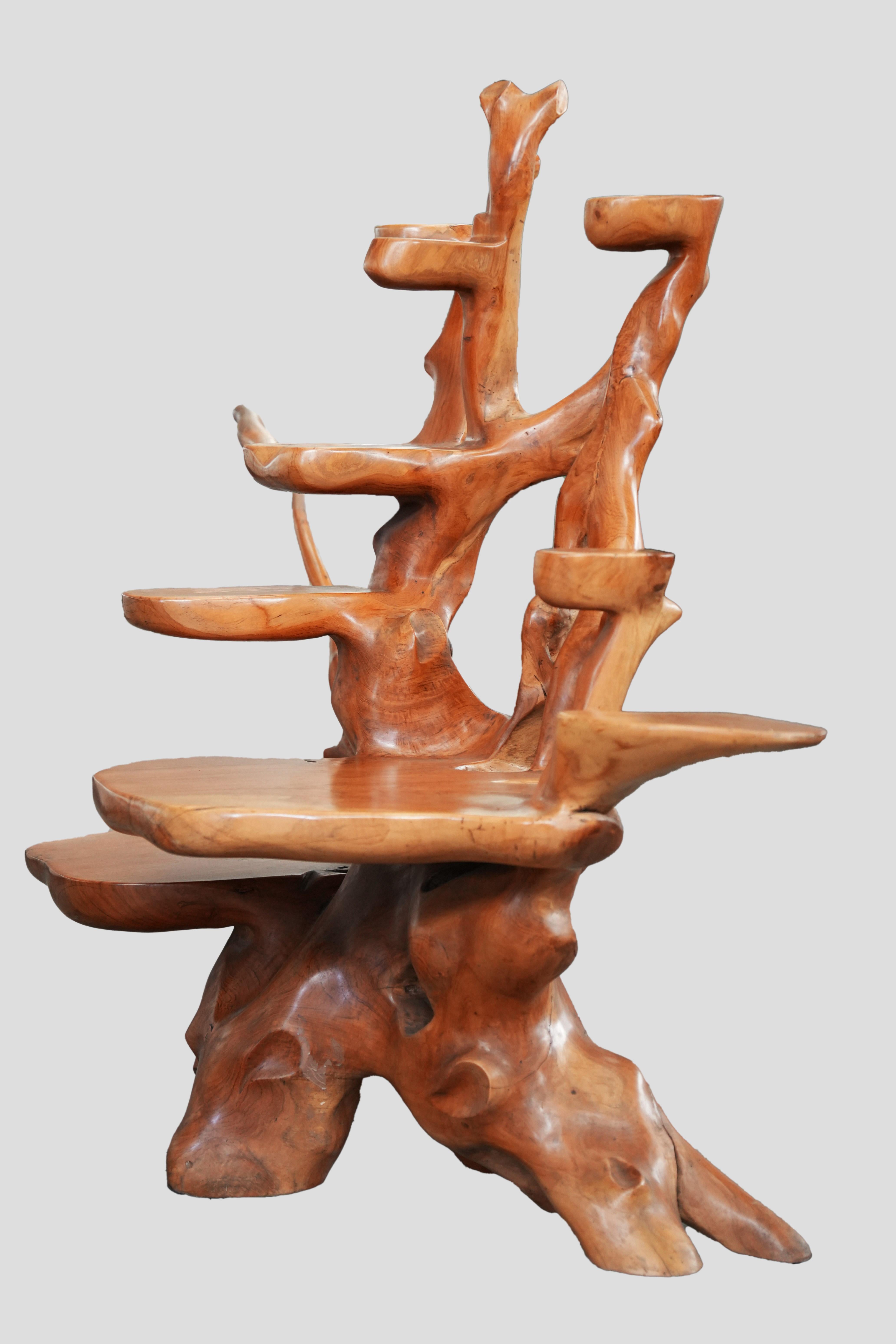 Modernes rustikales Adirondack Pflanzgefäß & Sockel - Organische Holzkunst mit 3 Ablagen im Angebot 1