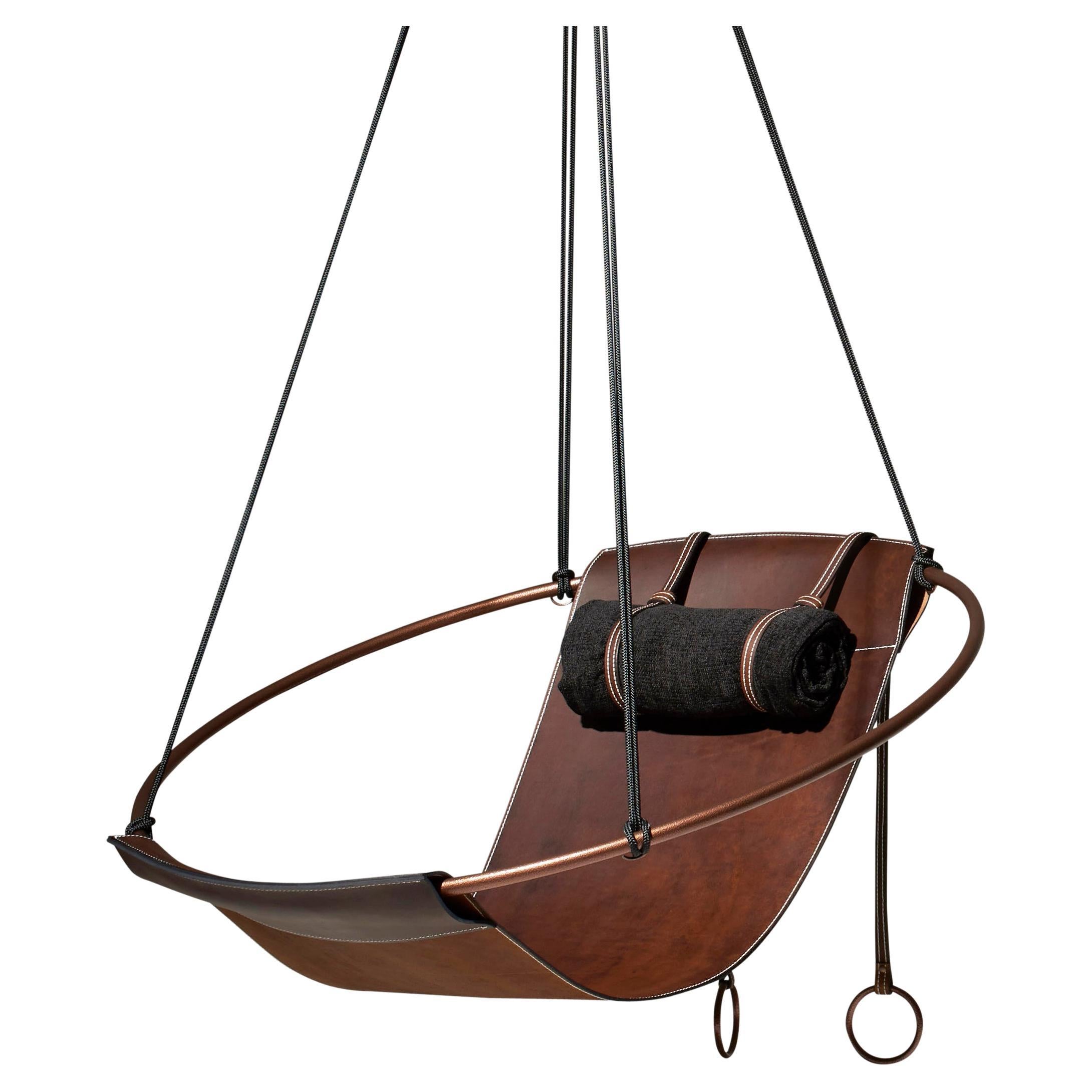 Chaise suspendue moderne et rustique en cuir africain en forme de bretelle