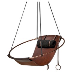 Chaise suspendue moderne et rustique en cuir africain en forme de bretelle