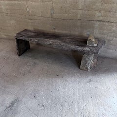 Banc rustique primitif en bois de mesquite espagnol et pierre de roche
