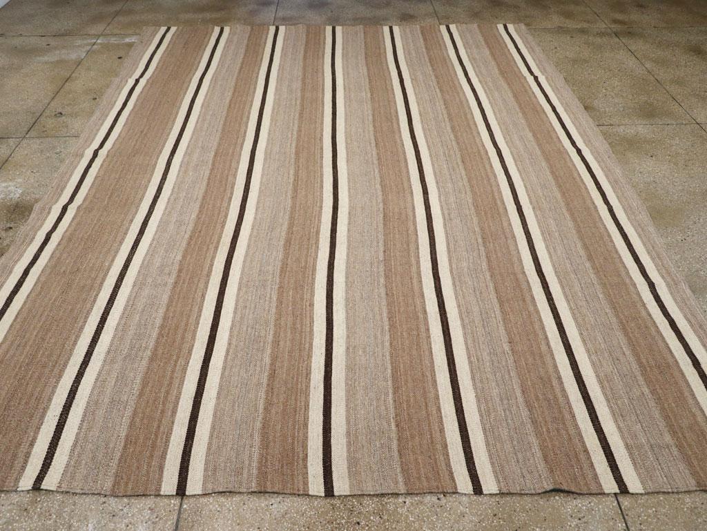 Un nuovo tappeto turco rustico e moderno a trama piatta Kilim per ambienti realizzato a mano nel XXI secolo.

Misure: 10' 8