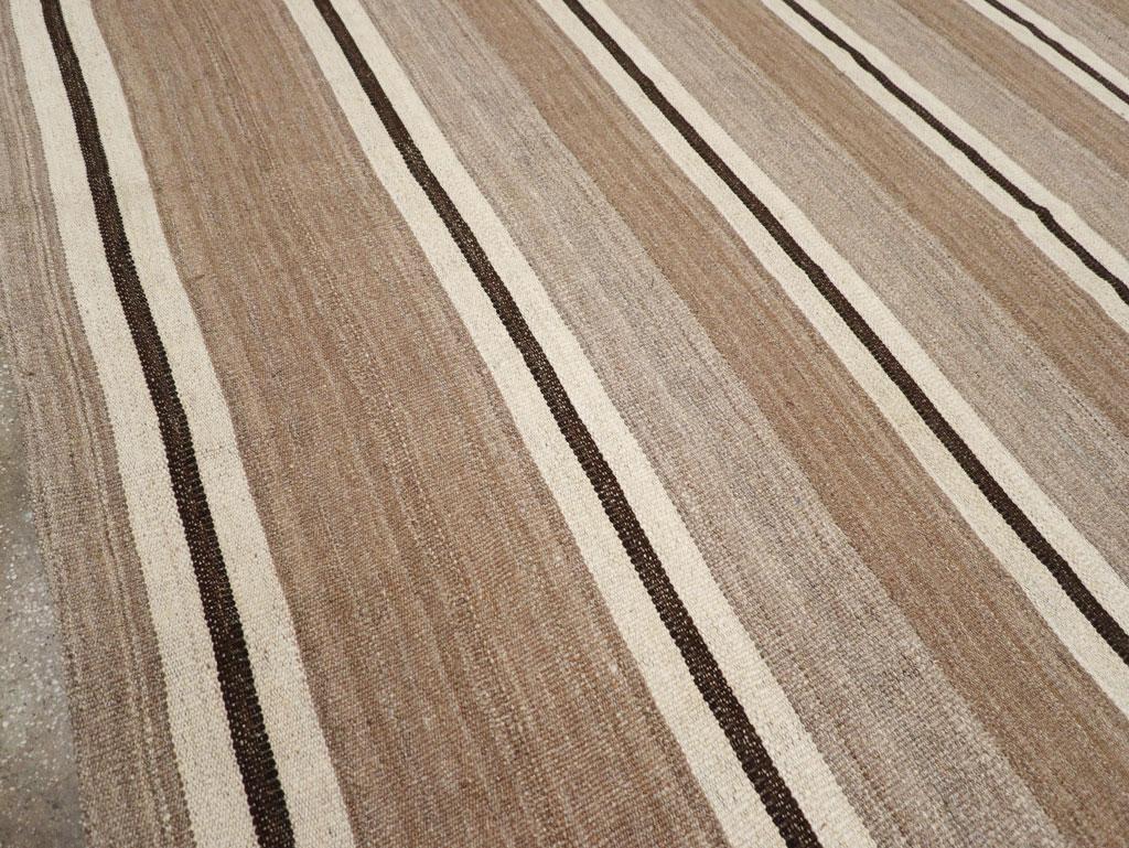 Rustico Tappeto Kilim moderno e rustico, fatto a mano, a trama piatta, per una stanza. in vendita