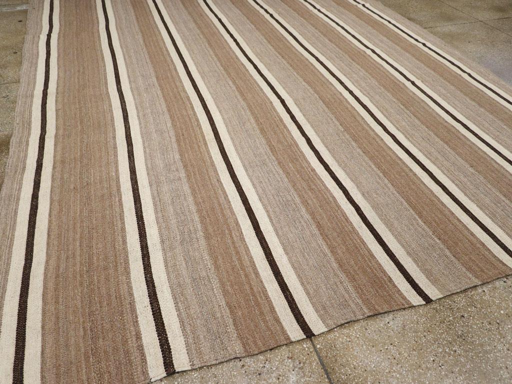Tappeto Kilim moderno e rustico, fatto a mano, a trama piatta, per una stanza. In condizioni Nuovo in vendita a New York, NY