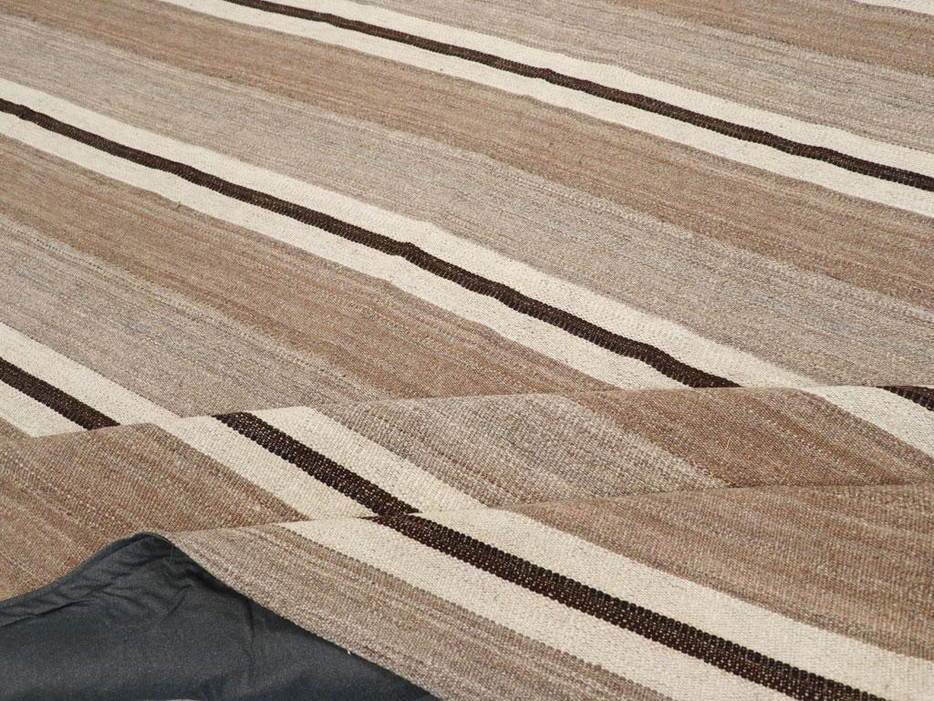 XXI secolo e contemporaneo Tappeto Kilim moderno e rustico, fatto a mano, a trama piatta, per una stanza. in vendita
