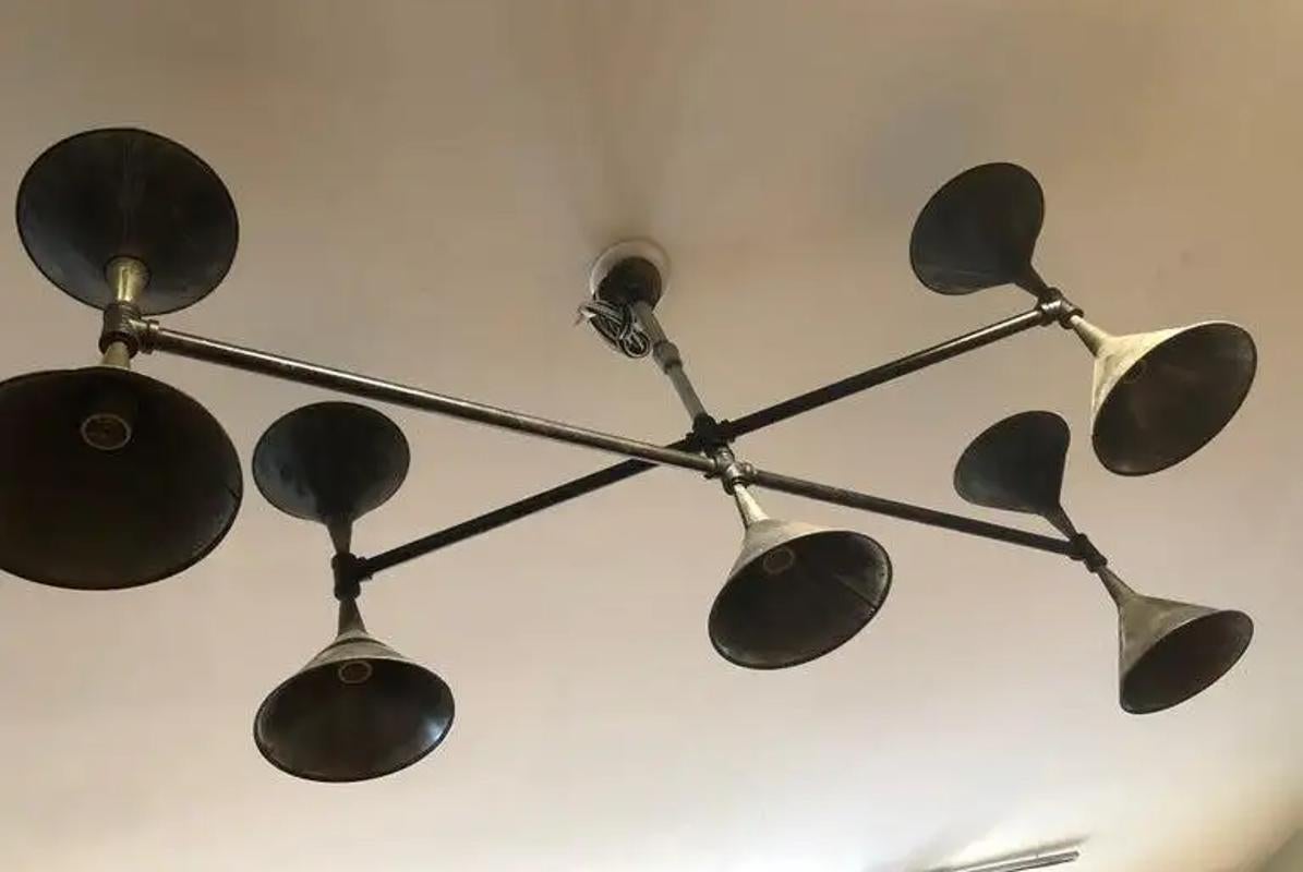 Lustre moderne construit à partir de tuyaux de plombier et d'entonnoirs anciens. Neuf lampes en forme d'entonnoir qui brillent à la fois vers le haut et vers le bas avec une section transversale réglable. Un complément idéal à votre décoration