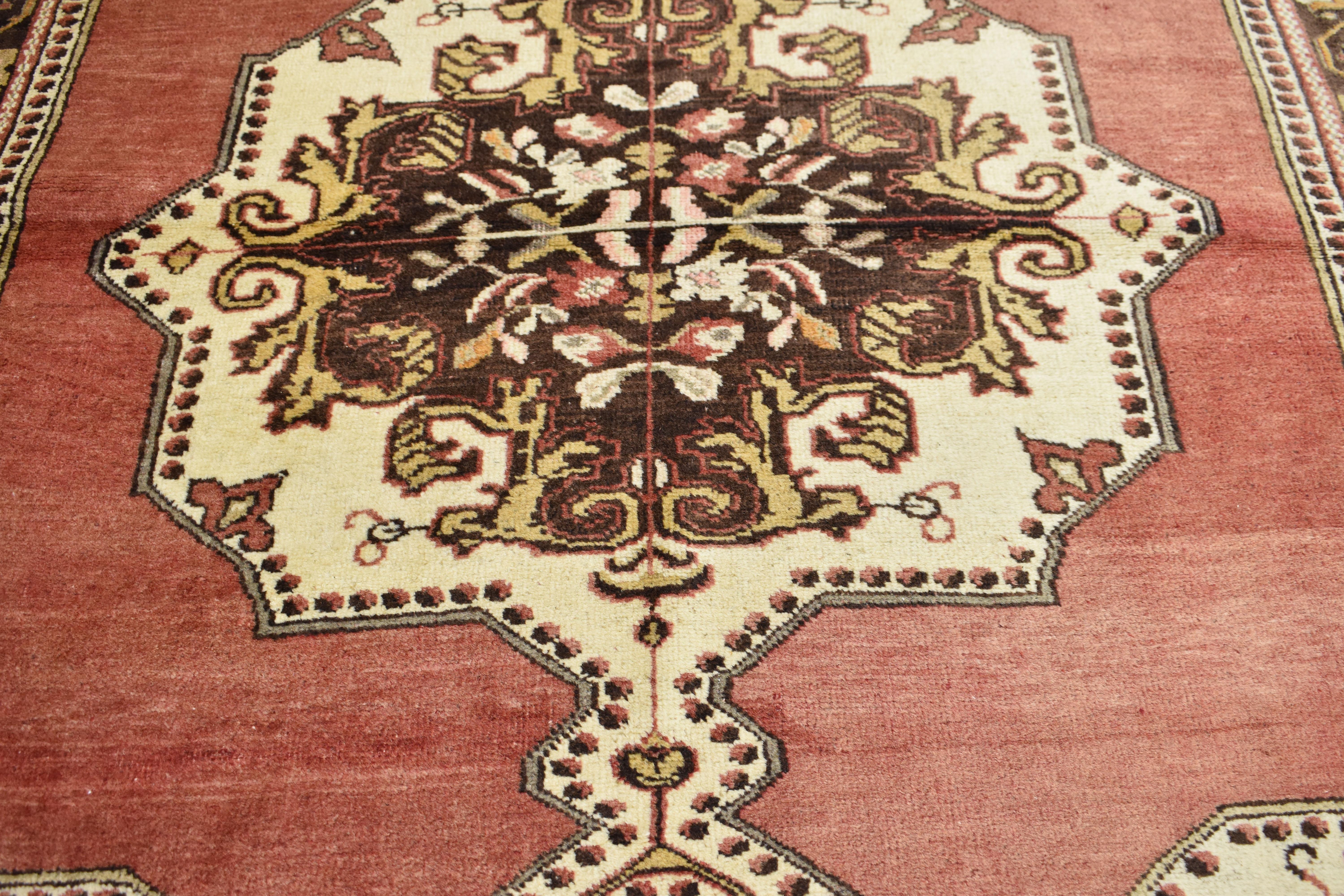 Modern Rustic Style Vintage Turkish Oushak Accent Rug, Entry or Foyer Rug In Good Condition For Sale In Dallas, TX