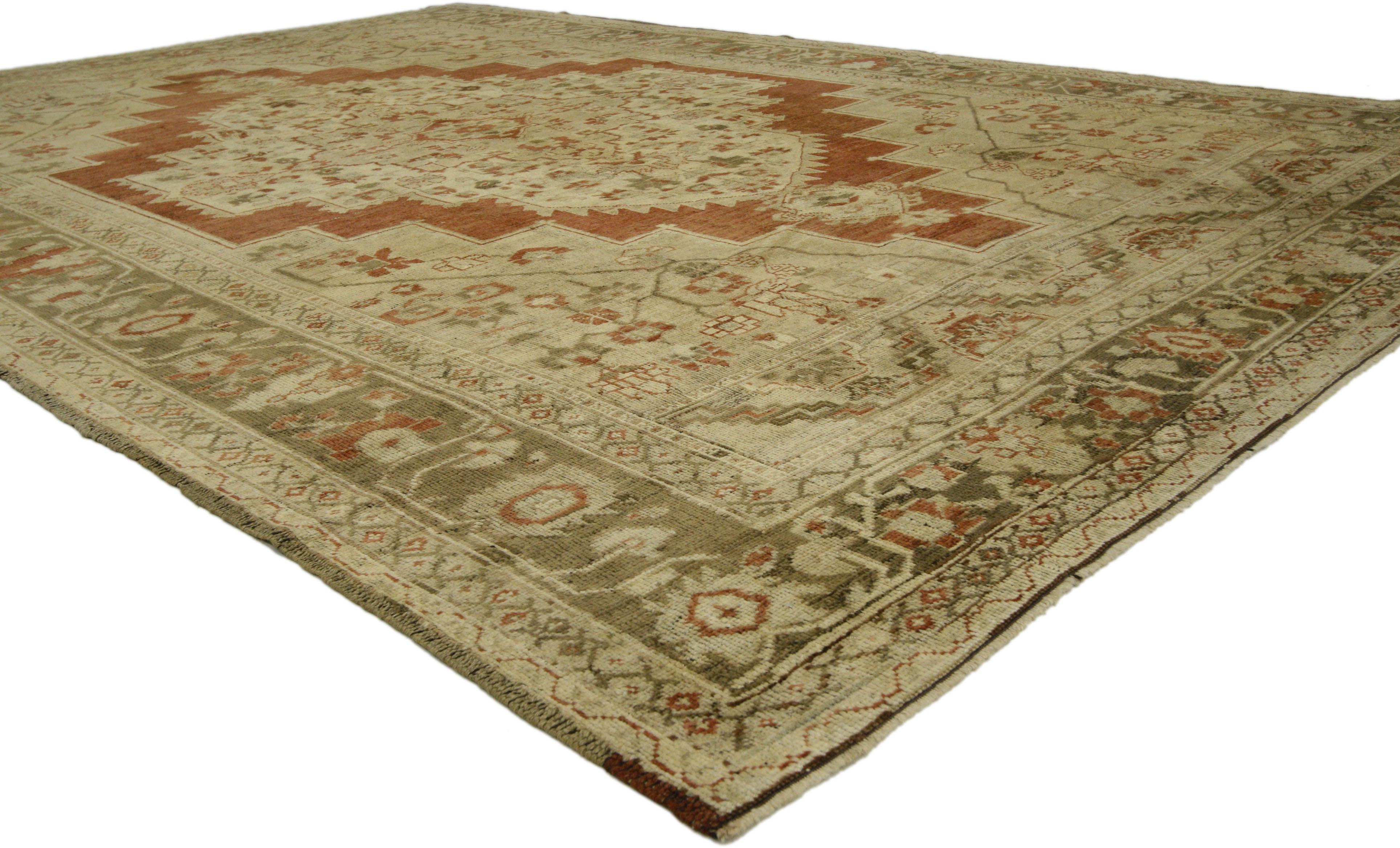 50419, moderner rustikaler türkischer Oushak-Teppich im Vintage-Stil. Dieser alte türkische Oushak-Teppich im modernen Stil zeigt ein großes Mittelmedaillon in einem offenen Feld, das von kontrastierenden Zwickeln und einer Hauptbordüre umgeben ist.