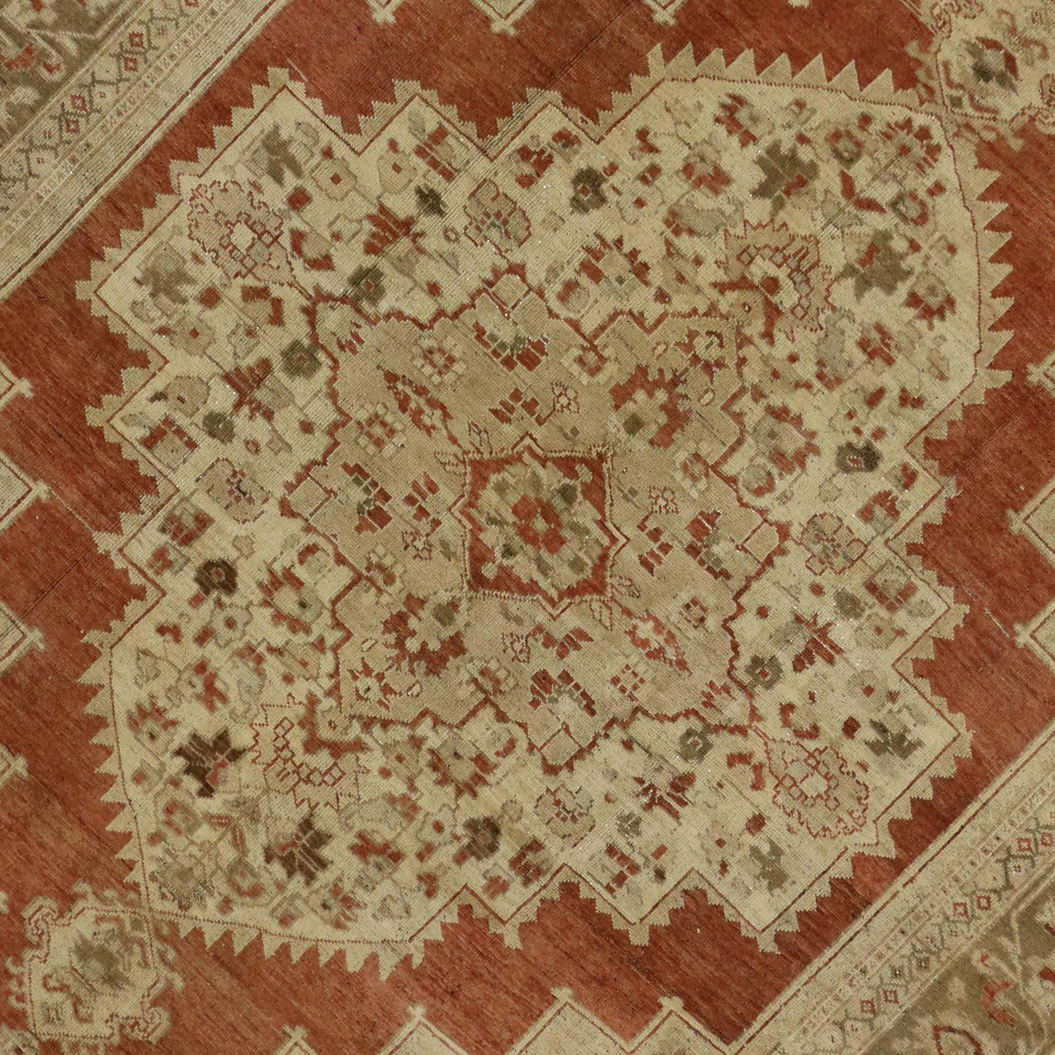 Moderner moderner, rustikaler türkischer Oushak-Teppich im modernen, rustikalen Kunsthandwerkstil (Wolle) im Angebot