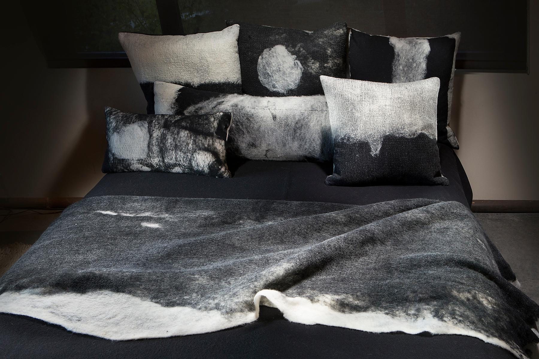 Moderne rustikale „Genesis“-Kissen und Decken aus Wolle, handgeMilliert im Angebot 4
