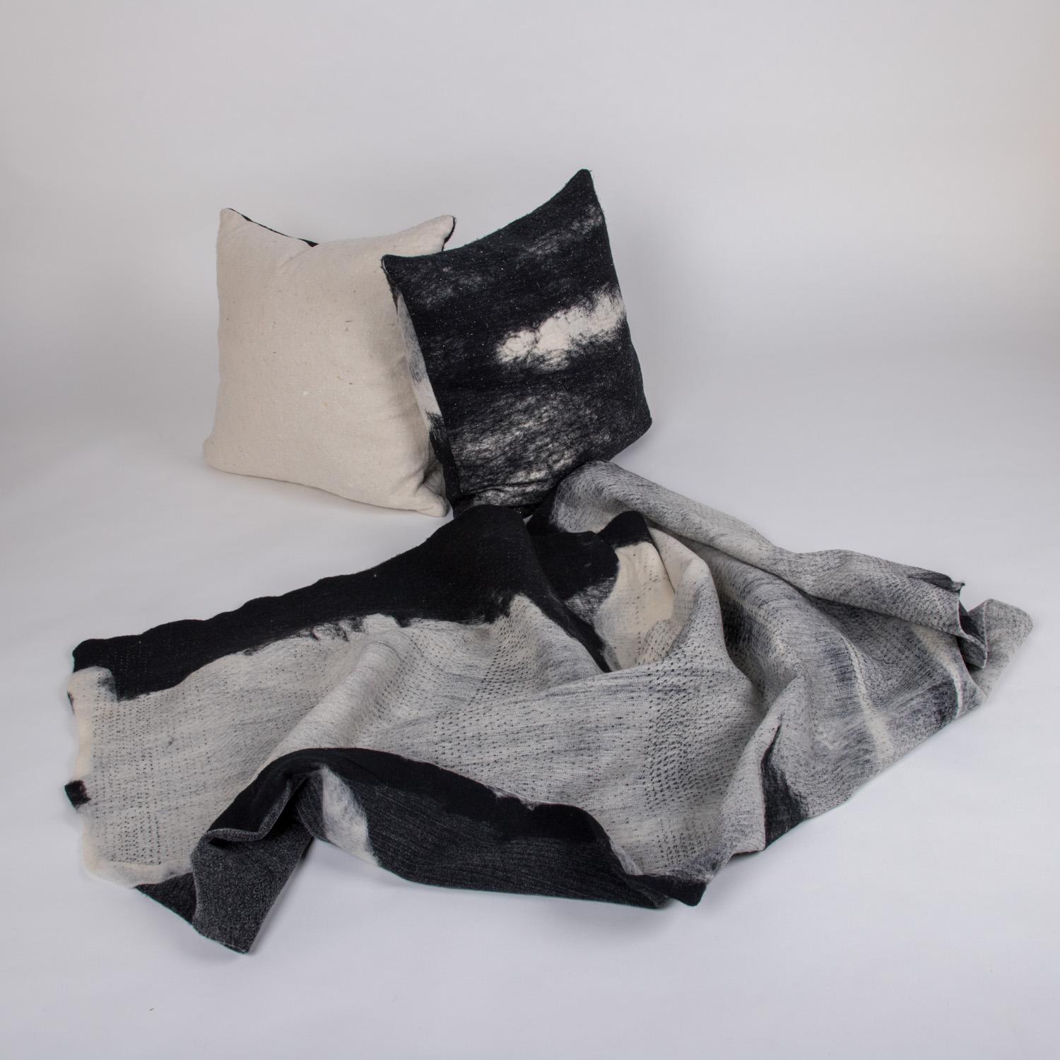 Moderne rustikale „Genesis“-Kissen und Decken aus Wolle, handgeMilliert (amerikanisch) im Angebot