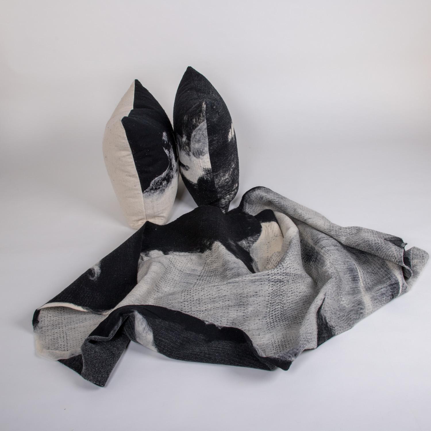 Moderne rustikale „Genesis“-Kissen und Decken aus Wolle, handgeMilliert (Handgefertigt) im Angebot