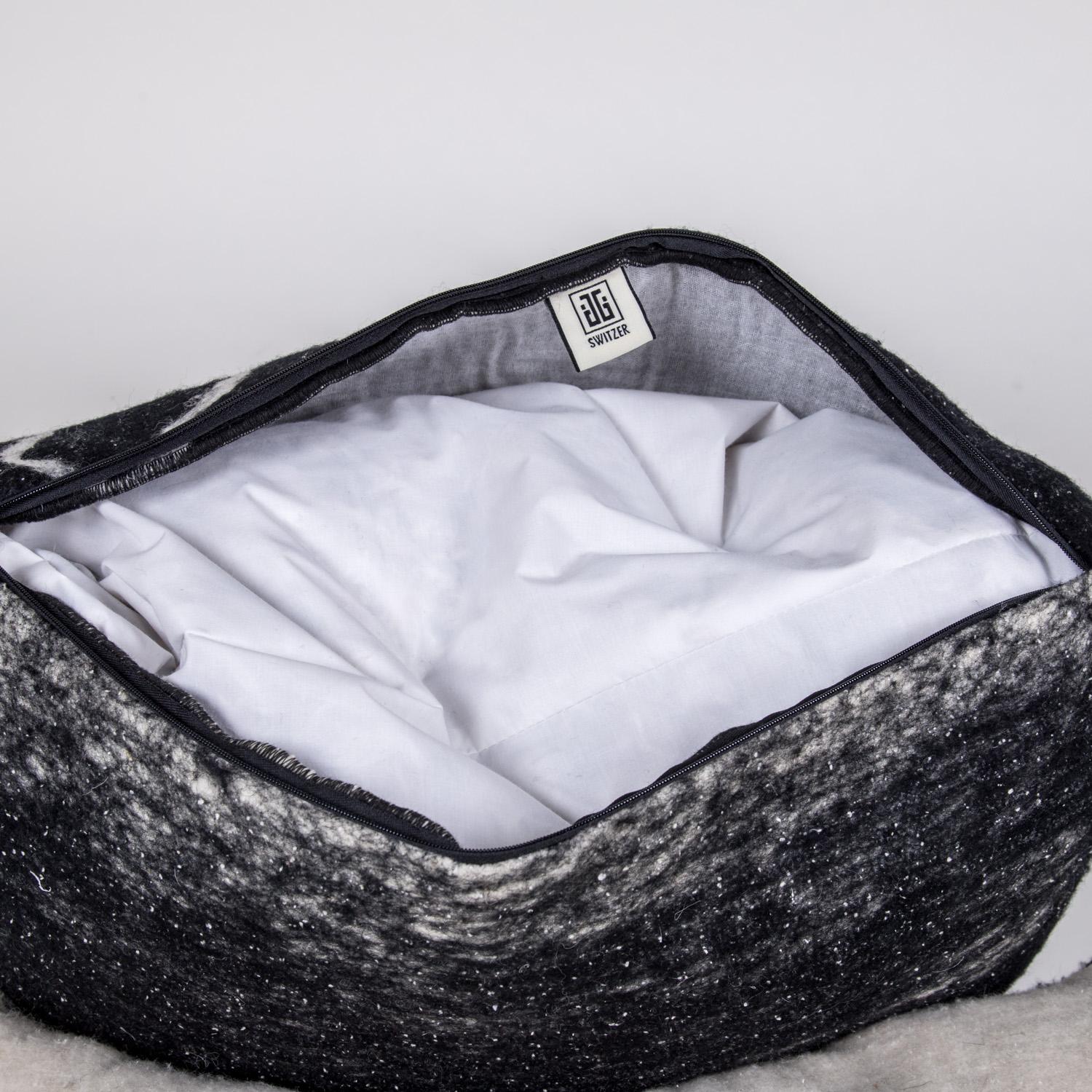 Moderne rustikale „Genesis“-Kissen und Decken aus Wolle, handgeMilliert (21. Jahrhundert und zeitgenössisch) im Angebot