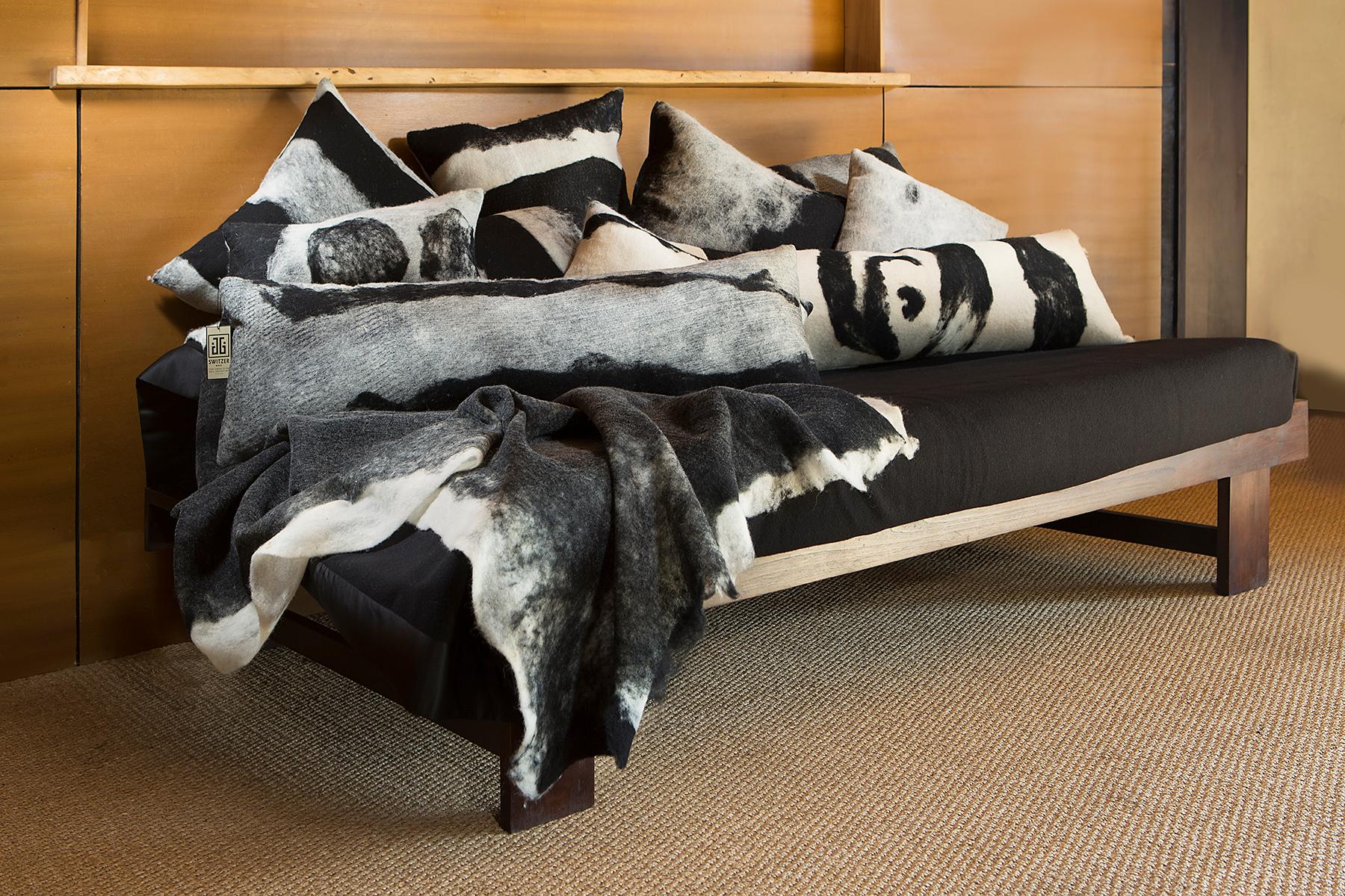 Moderne rustikale „Genesis“-Kissen und Decken aus Wolle, handgeMilliert im Angebot 1