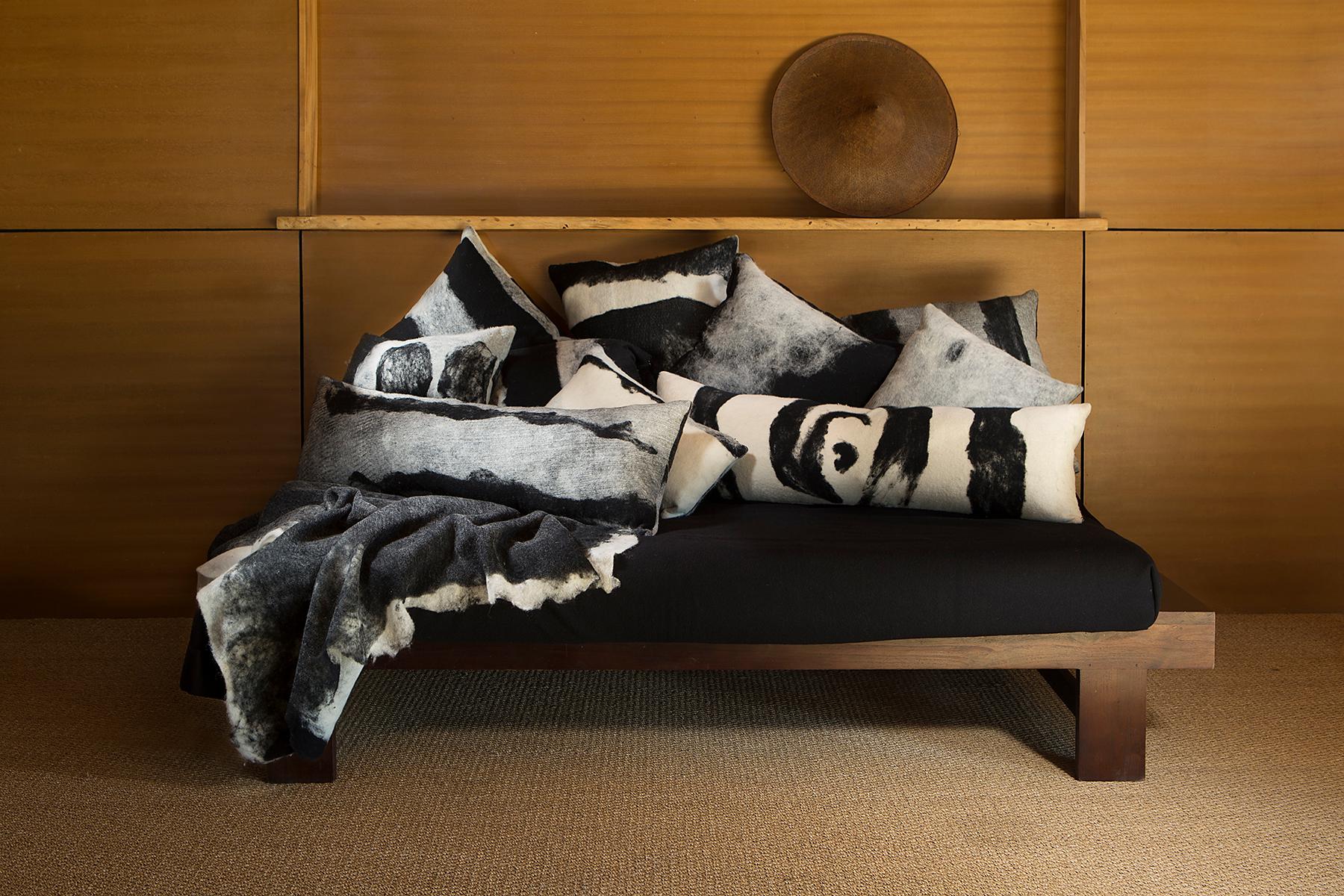 Moderne rustikale „Genesis“-Kissen und Decken aus Wolle, handgeMilliert im Angebot 2