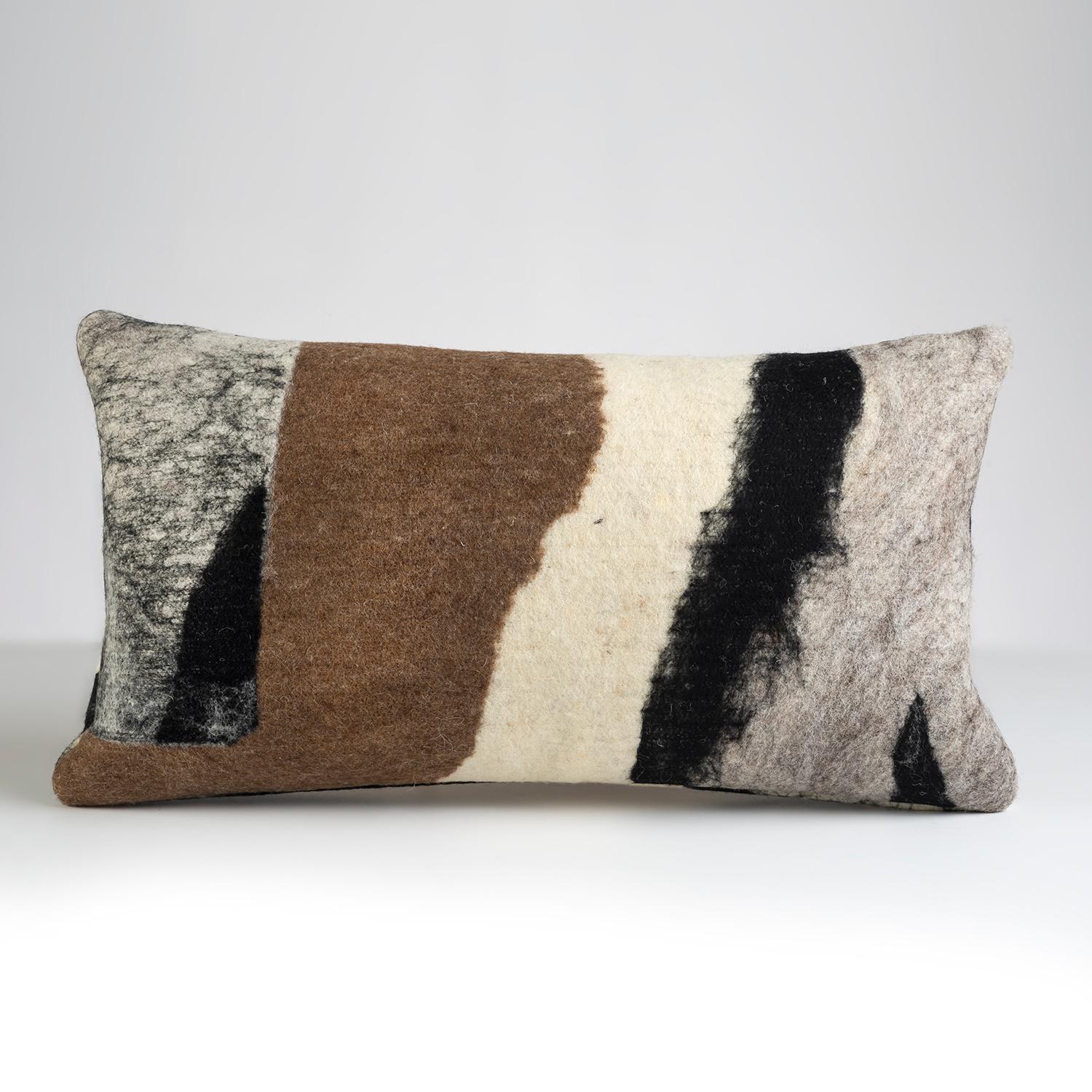Design moderne d'une des fibres les plus anciennes de la nature : la laine. Moulu dans notre atelier de design où nous 