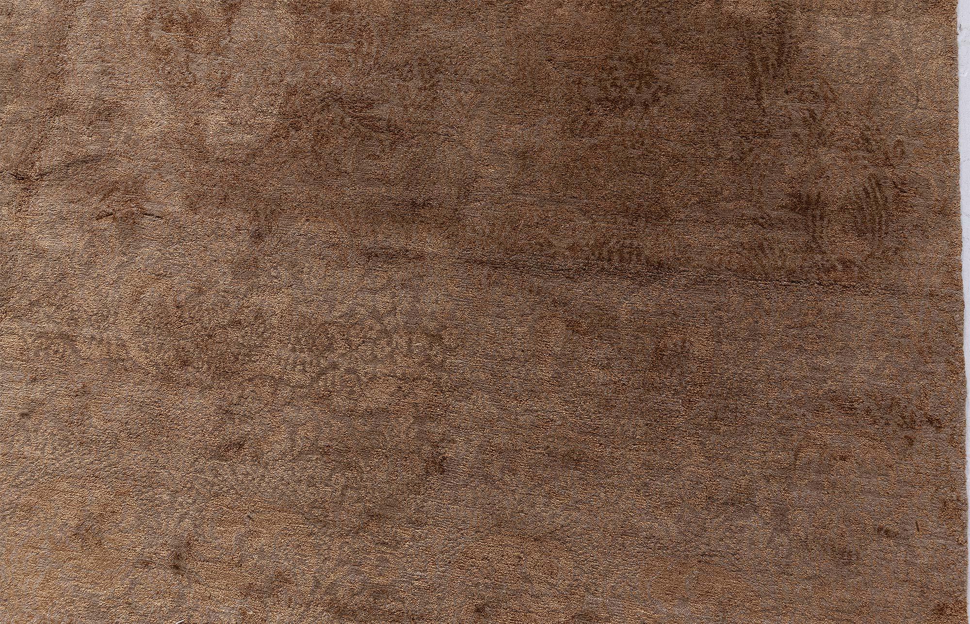 Tibétain Tapis moderne S10 Tibetan Brown Floral Design Silk & Wool par Doris Leslie Blau en vente