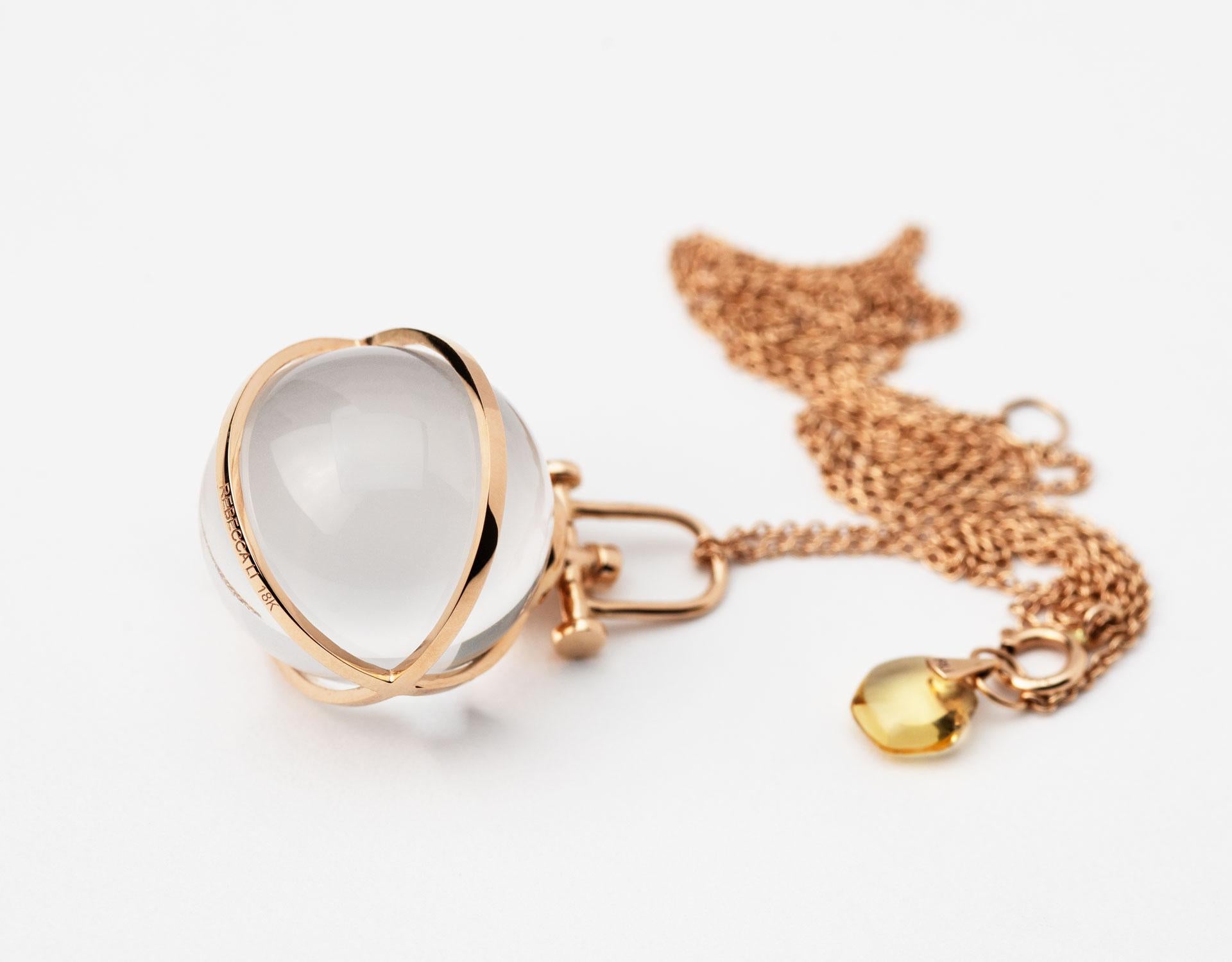 Rebecca Li entwirft Achtsamkeit. 
Diese kühne Kristallkugel-Halskette ist aus ihrer Crystal Orb Collection. Sie glaubt, dass Wunder geschehen, wenn wir aufgeschlossen sind.
Bergkristall bedeutet Manifestation, Positivität und Glück.
Das wichtigste