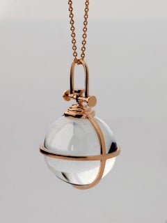 Collier pendentif talisman moderne et sacré en or 18 carats:: orbe en cristal de roche naturel