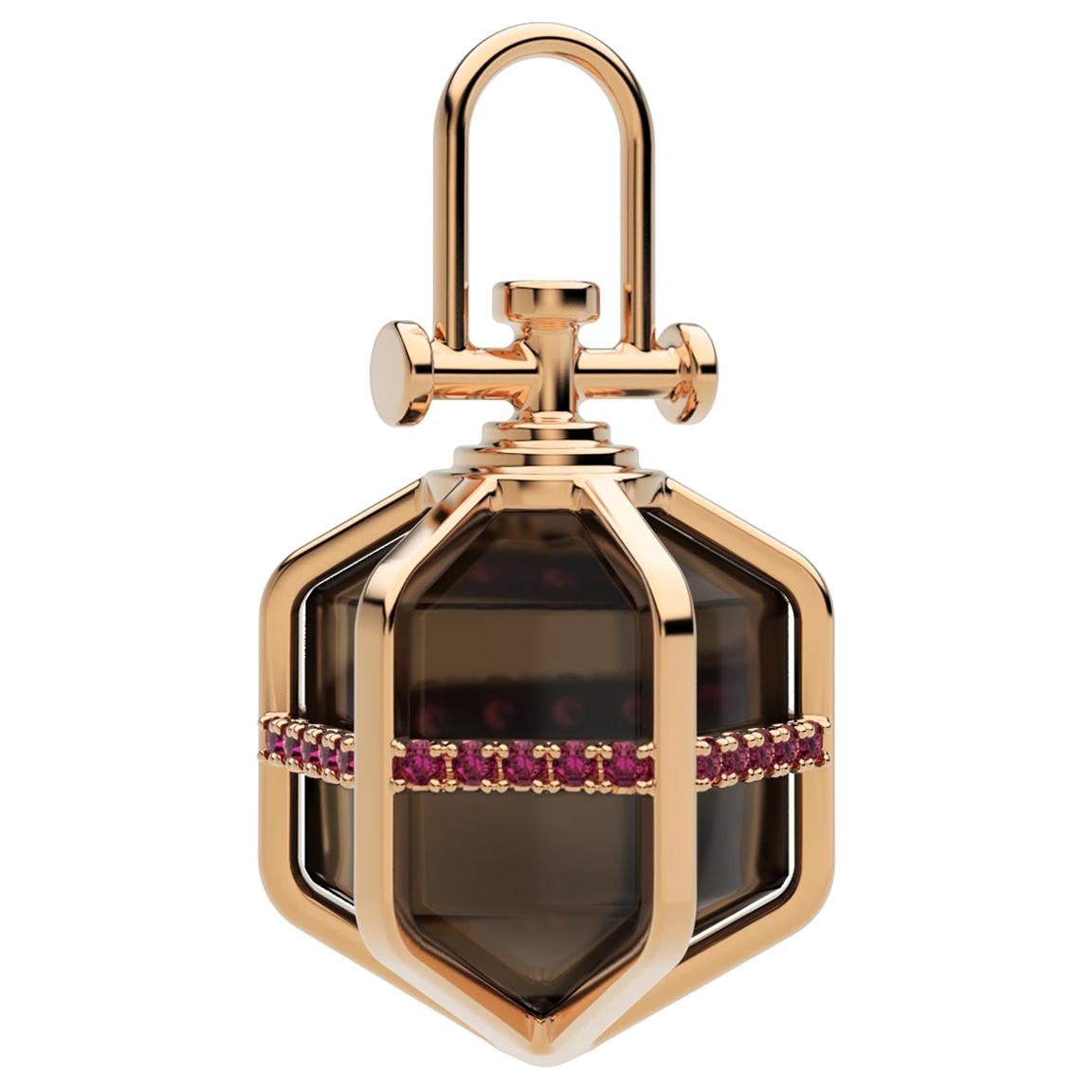 Collier pendentif moderne et sacré d'amulettes en or rose 18 carats avec rubis et quartz fumé