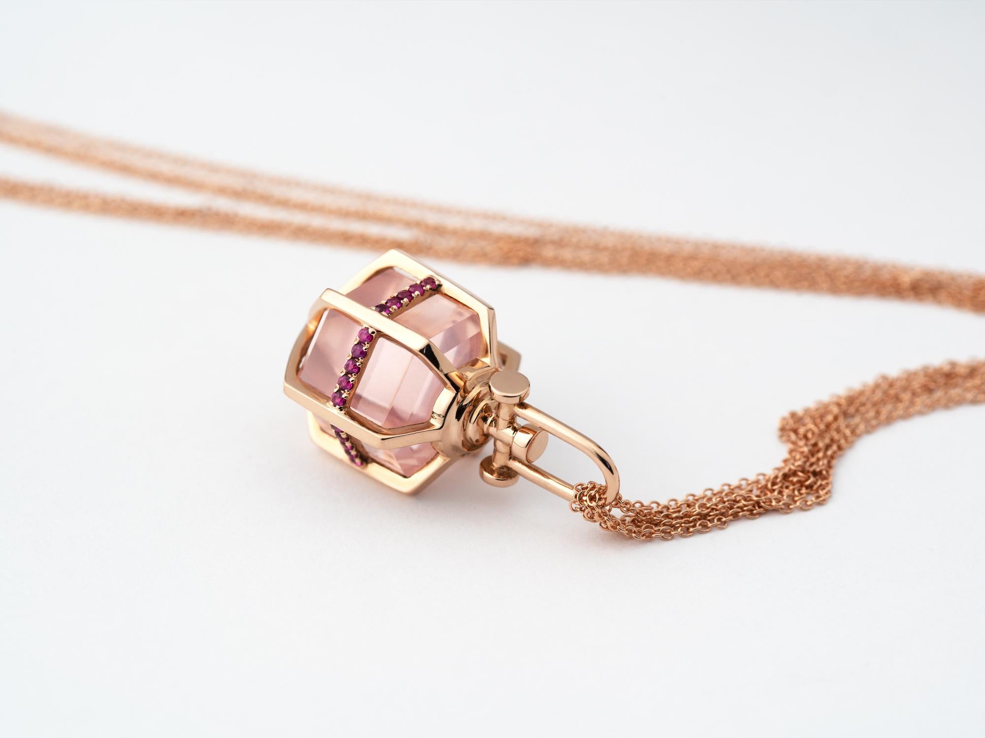 Contemporain Pendentif moderne et sacré en or rose 18 carats avec rubis naturel et quartz rose en vente