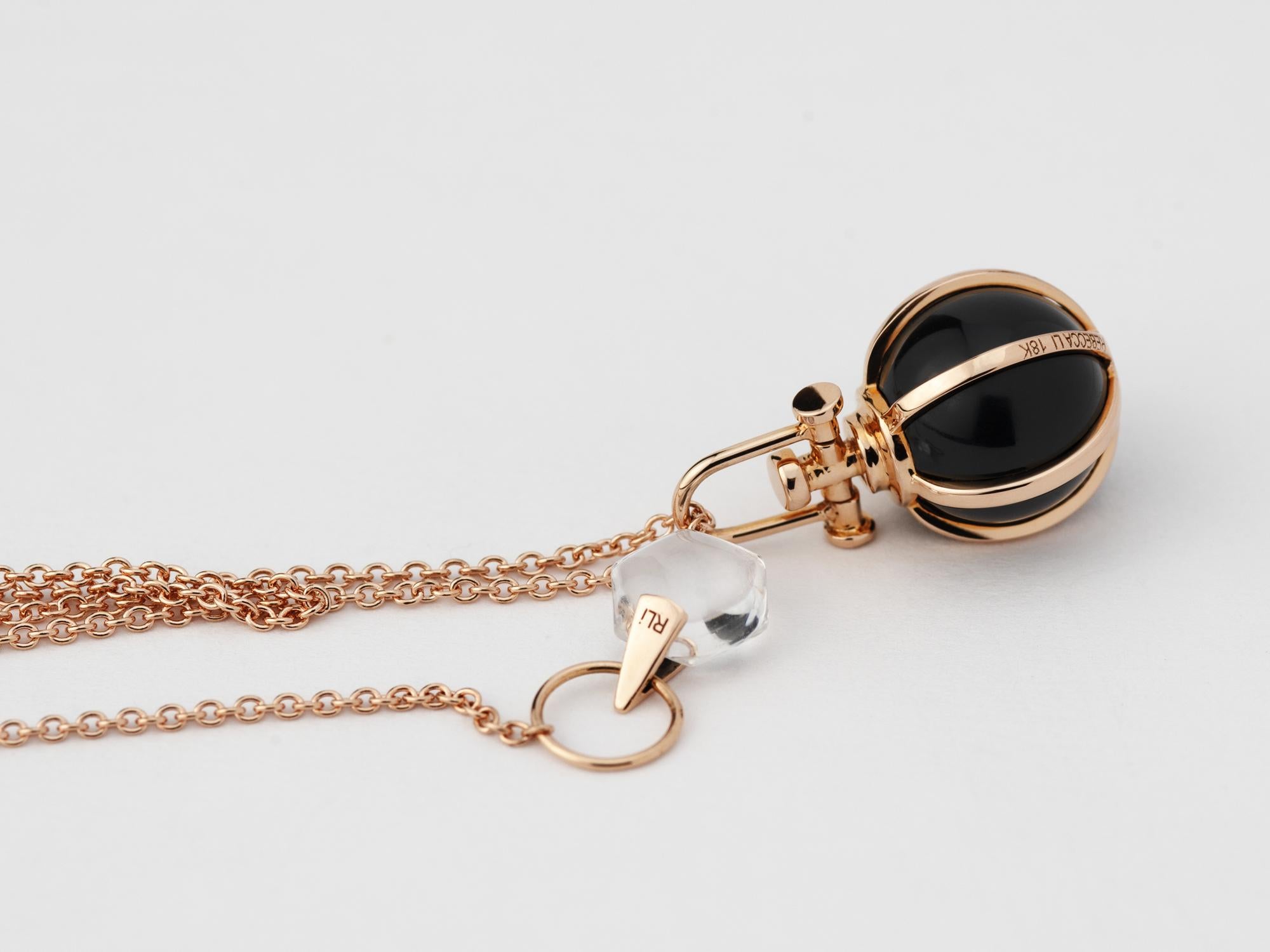 Contemporain The Moderns Collier pendentif talisman en or rose 18k avec onyx noir en vente