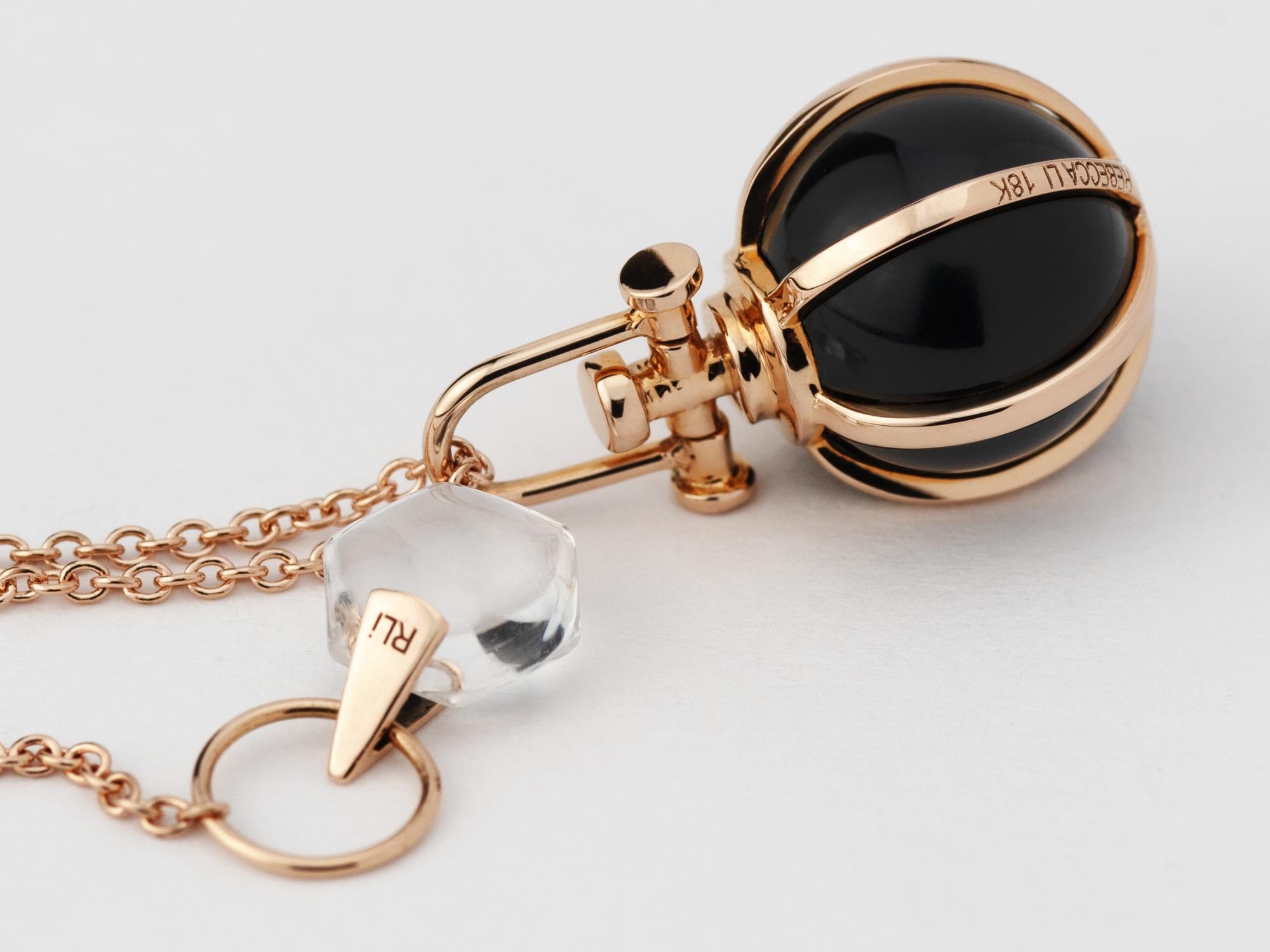 Taille pampille The Moderns Collier pendentif talisman en or rose 18k avec onyx noir en vente