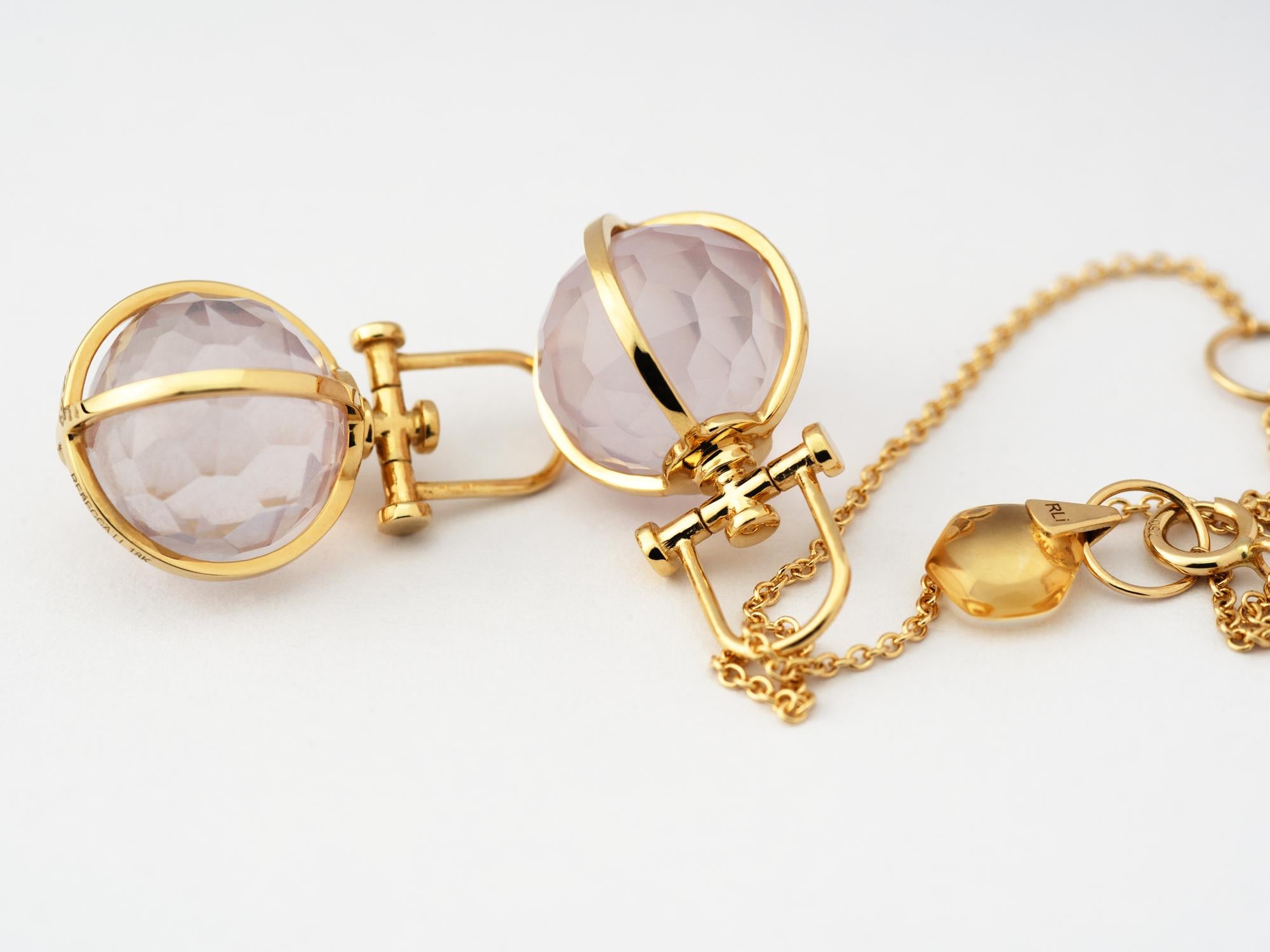 Contemporain Collier pendentif orbe sacré moderne en or jaune 18 carats et quartz rose naturel, talisman en vente