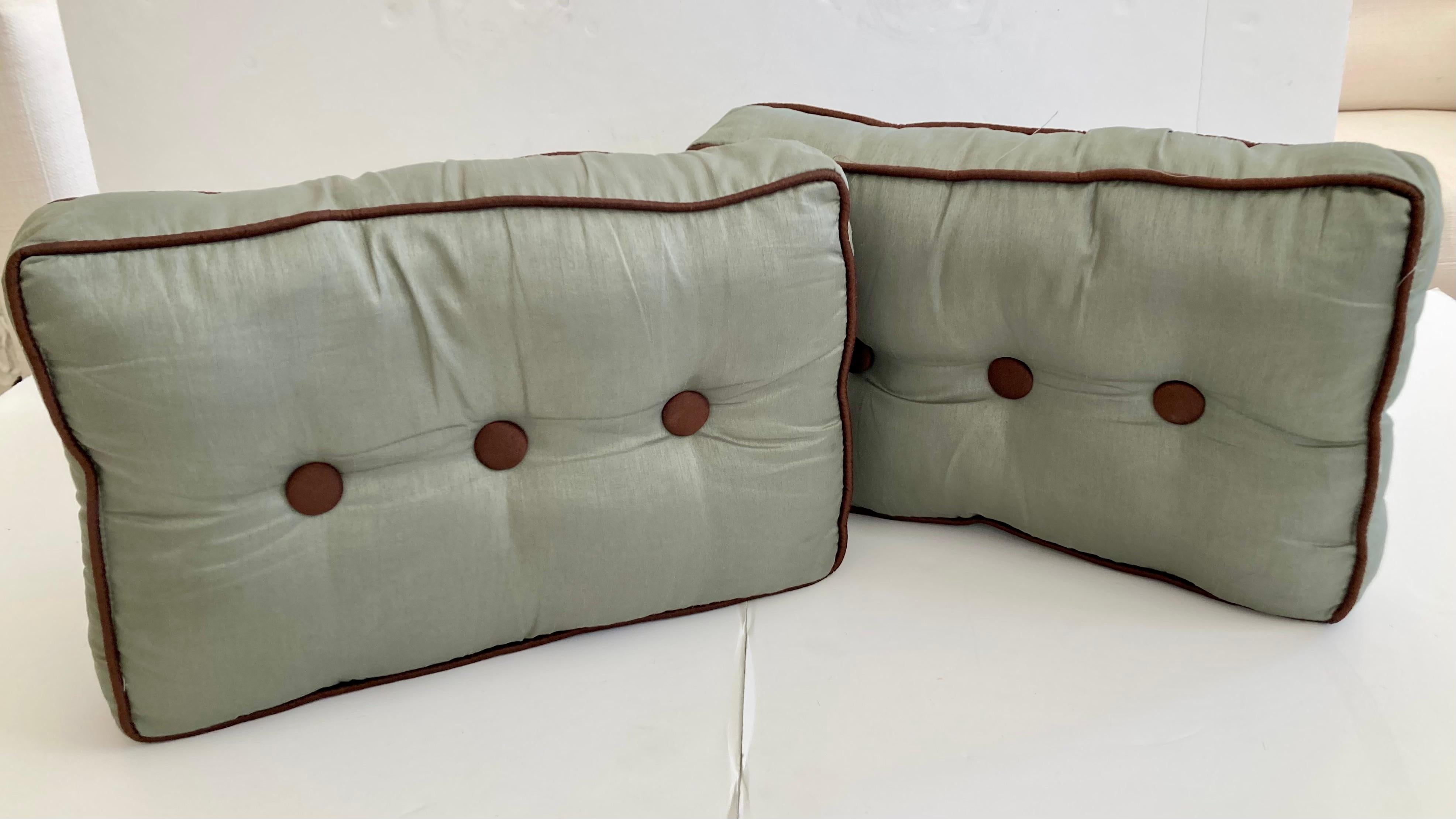 Coppia di cuscini moderni di forma rettangolare. Splendidi dettagli con finiture e bottoni marroni a contrasto. Aggiungi uno stile moderno al tuo progetto di design.