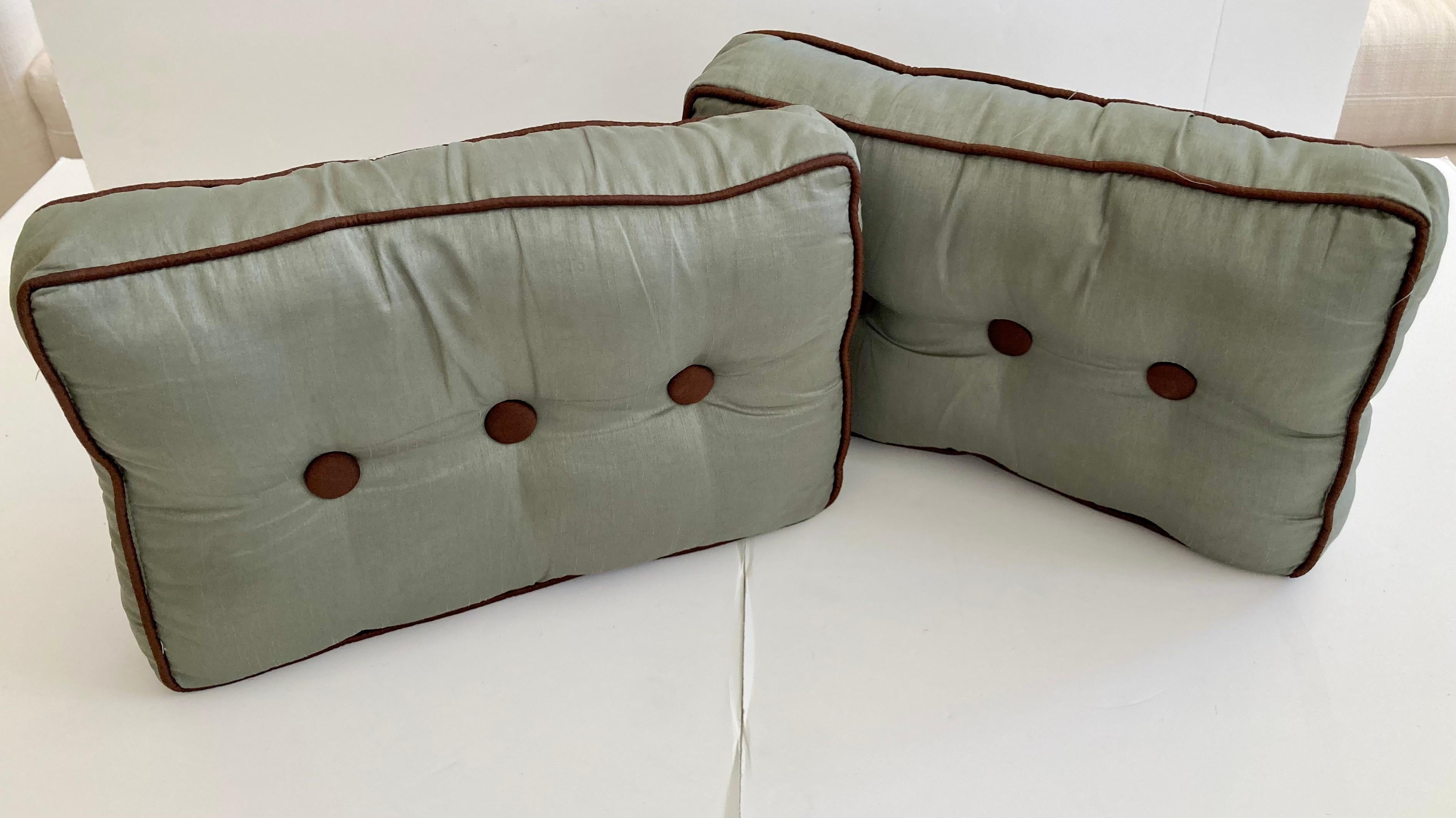 Moderno Cuscini moderni a scatola rettangolare Greene & Greene con bottoni, un paio in vendita