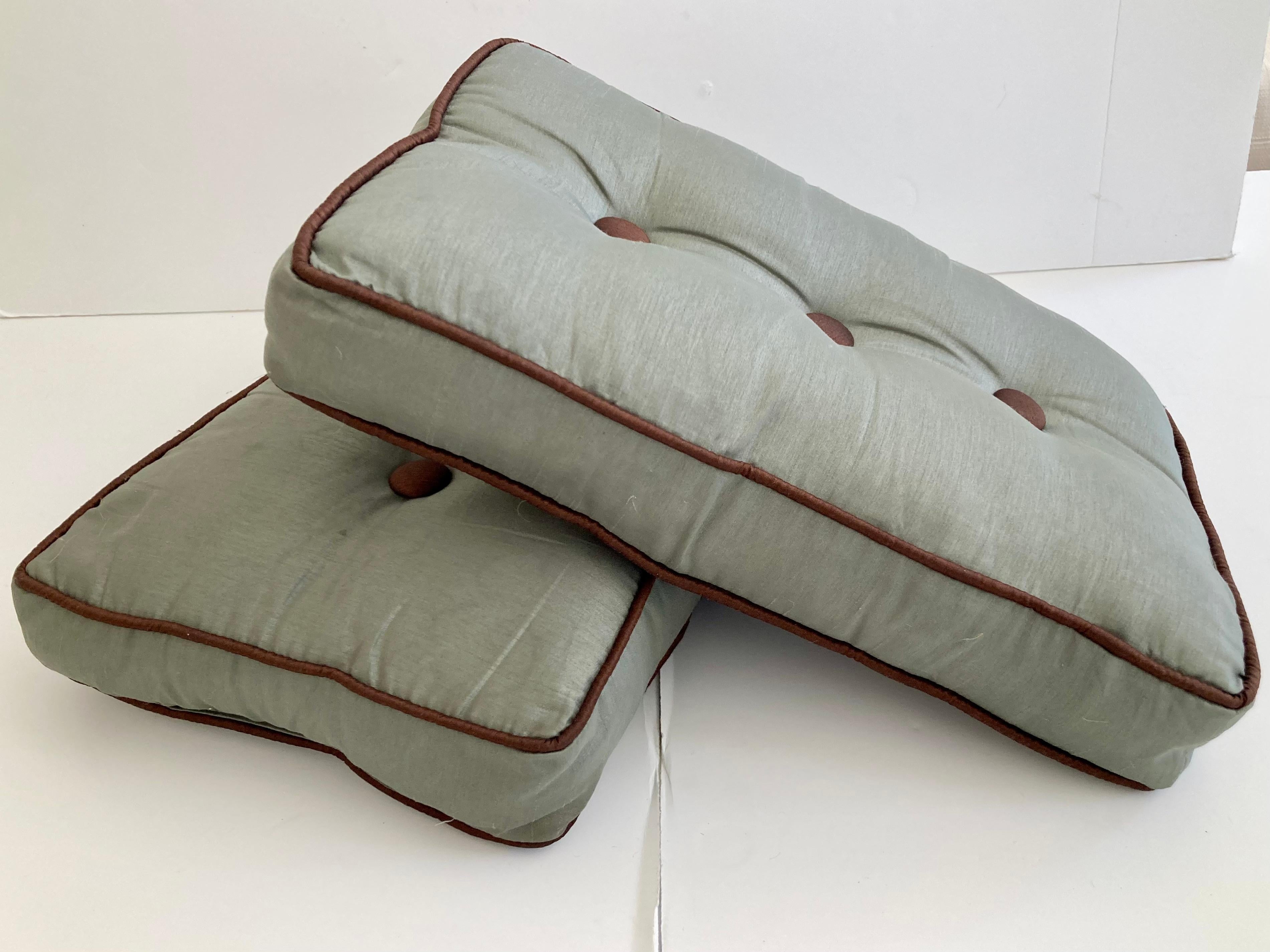 Cotone Cuscini moderni a scatola rettangolare Greene & Greene con bottoni, un paio in vendita