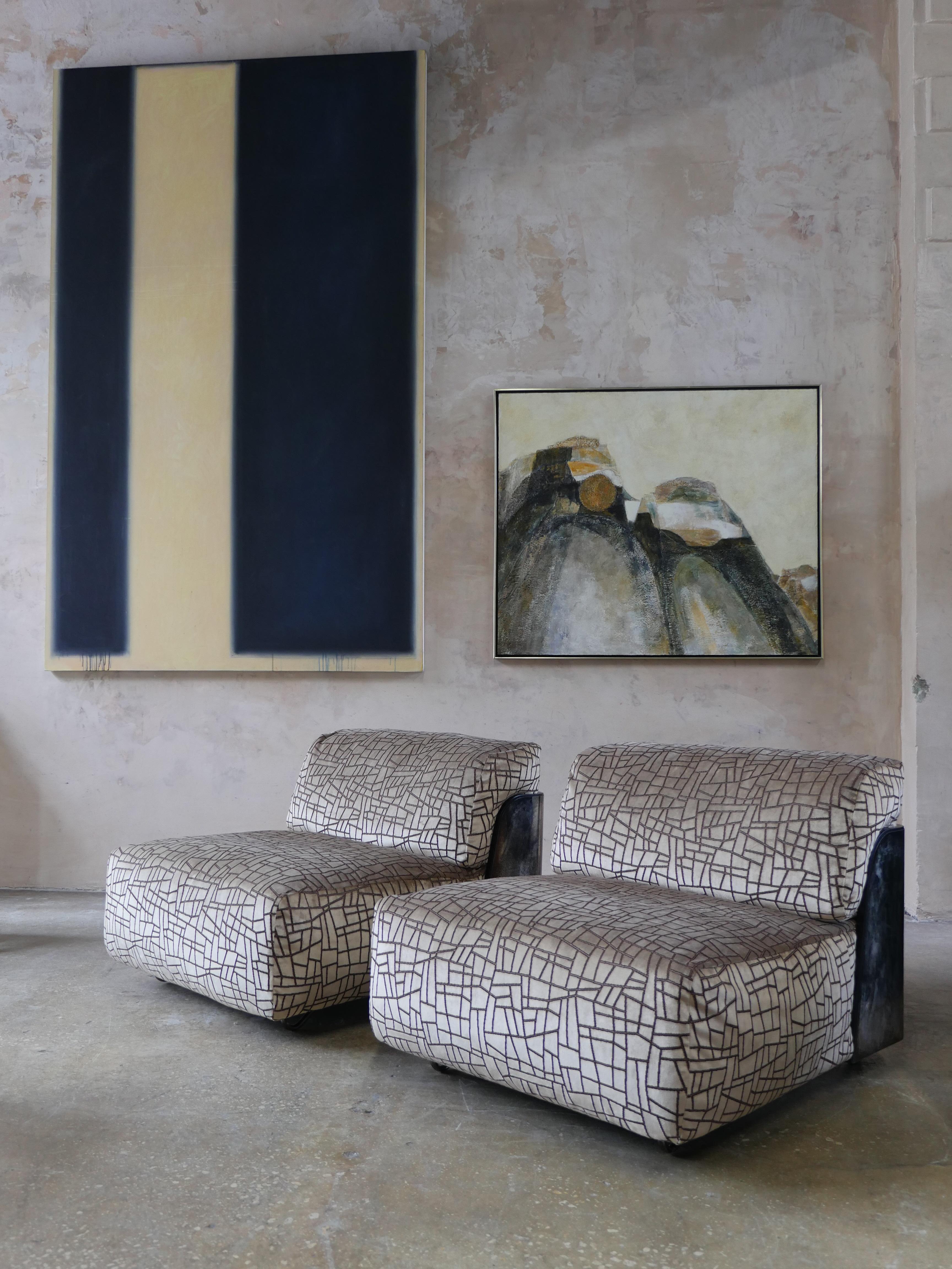 Ensemble de deux fauteuils italiens modernes Saint-Germain de 2011 par le Design/One. Nous avons retapissé les chaises élégantes dans un tissu de velours jacquard de The Romo Group, assorti à la structure en argent brut et à la surface en acier