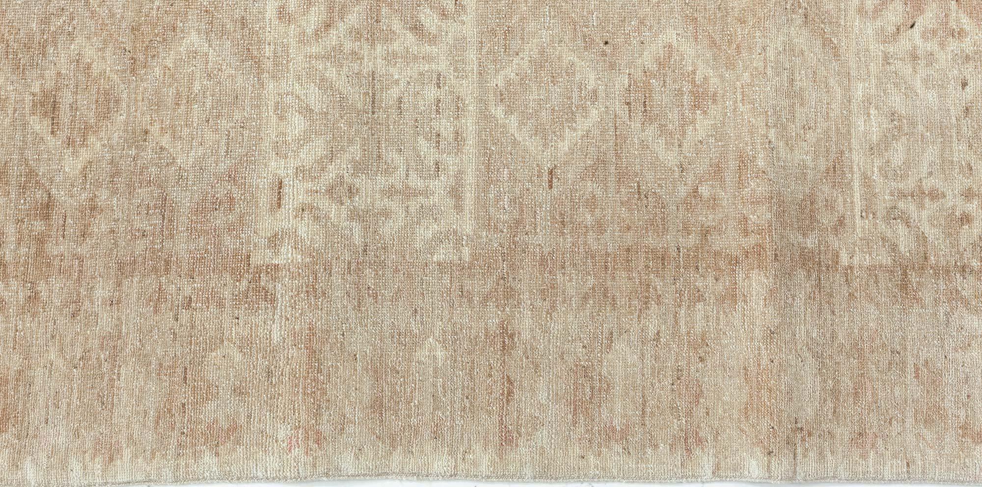 Moderner, geometrischer, handgefertigter Samarkand-Teppich von Doris Leslie Blau.
Größe: 9'2