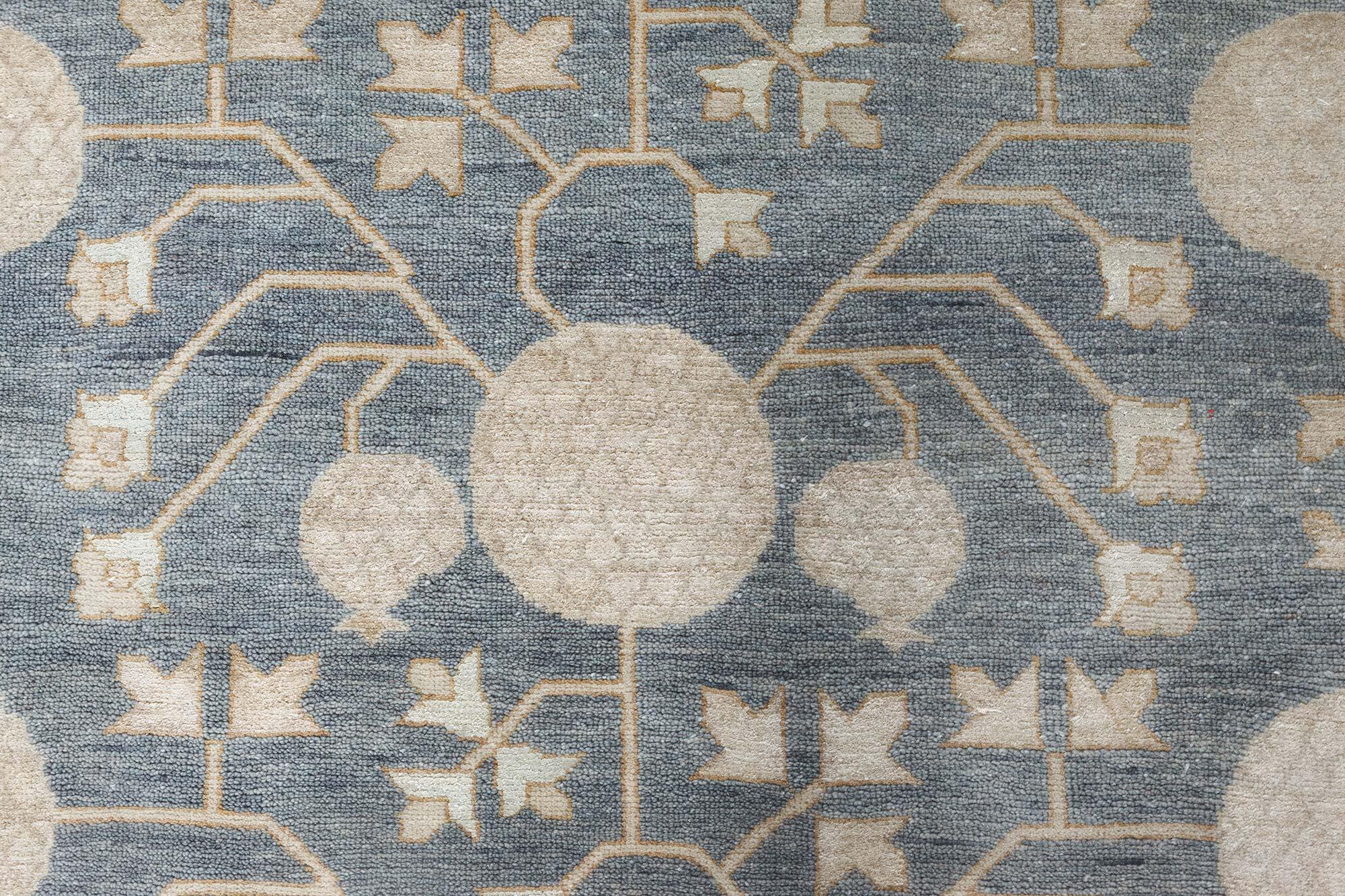 Moderner handgefertigter Teppich im Samarkand-Stil von Doris Leslie Blau.
Größe: 9'9