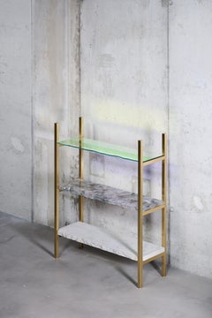 Regal aus modernem Sandstein, dichroitischem Glas und Messing, „Sedimenta“, von Dechem Studio