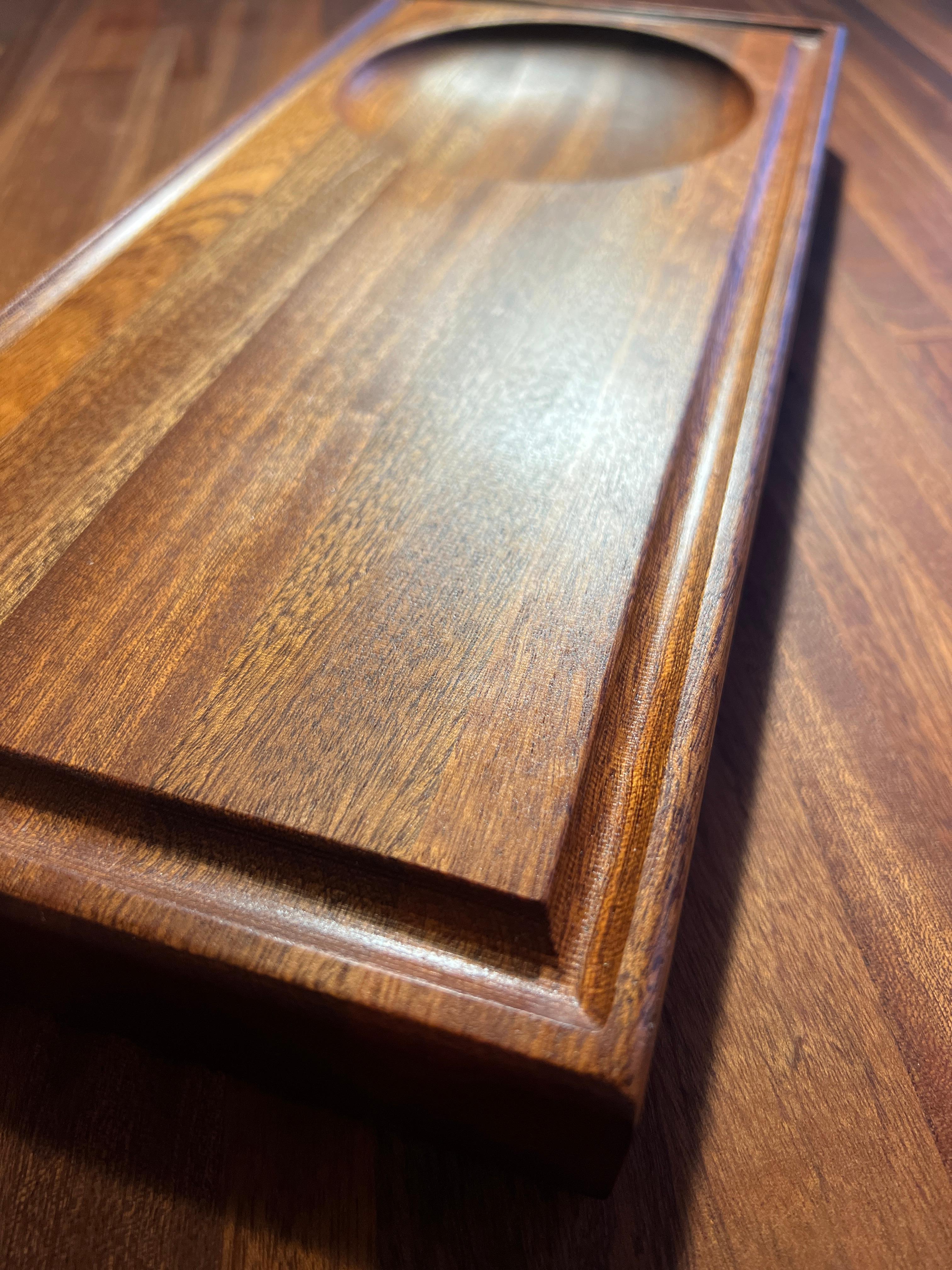 Dieser moderne, handwerklich gefertigte Sapele-Metzgerblock von Fletching Interiors aus Kalifornien ist ein hochwertiges Möbelstück. Es zeichnet sich durch ein neues Design und einen neuen Look aus, der sich von der alten Idee eines einfachen