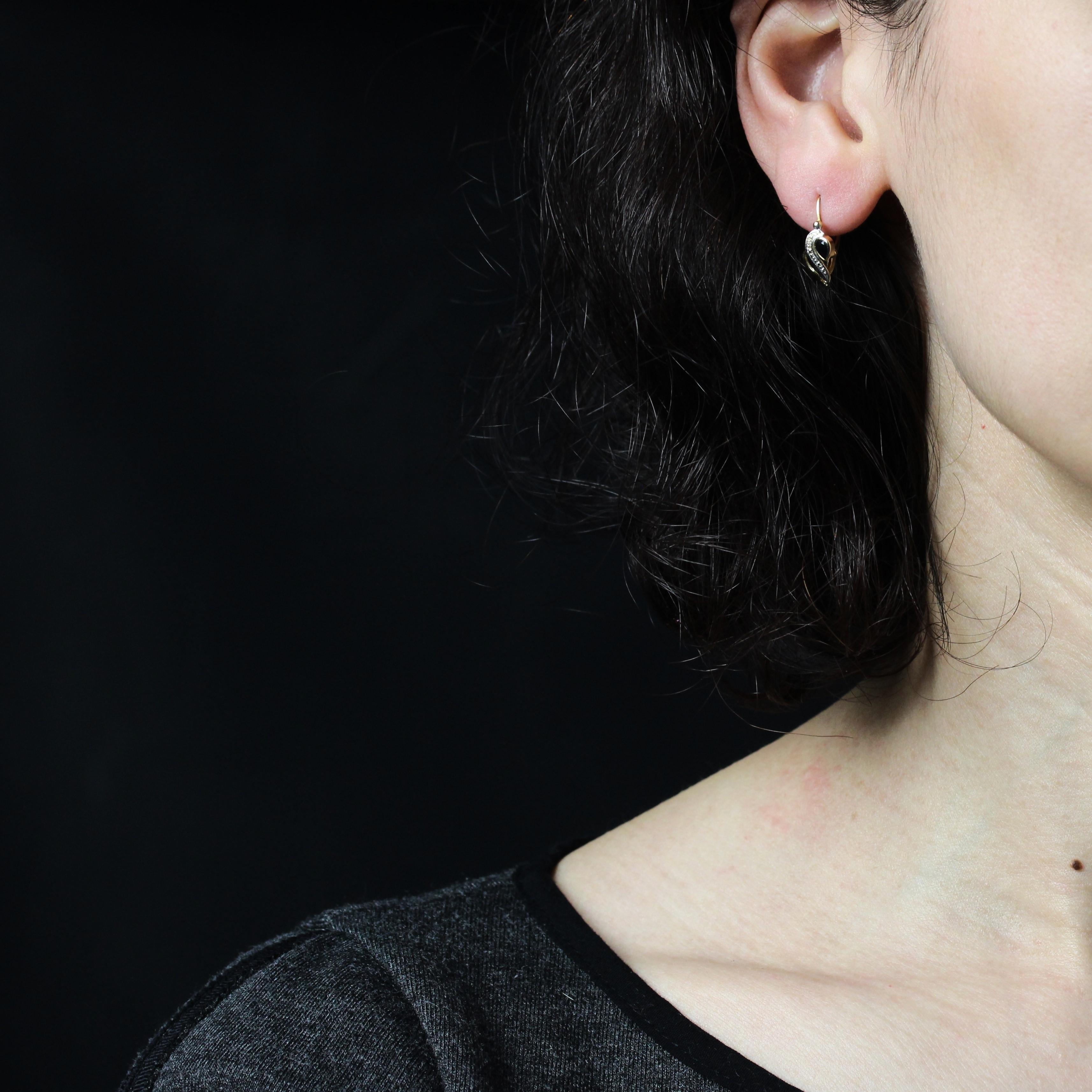 For pierced ears.
Earrings in 18 karat yellow gold.
These second-hand earrings feature an openwork, chased design set with a pear-cut sapphire. They slip on from the back.
Height : 17 mm approximately, width : 7.5 mm approximately, thickness : 2 mm