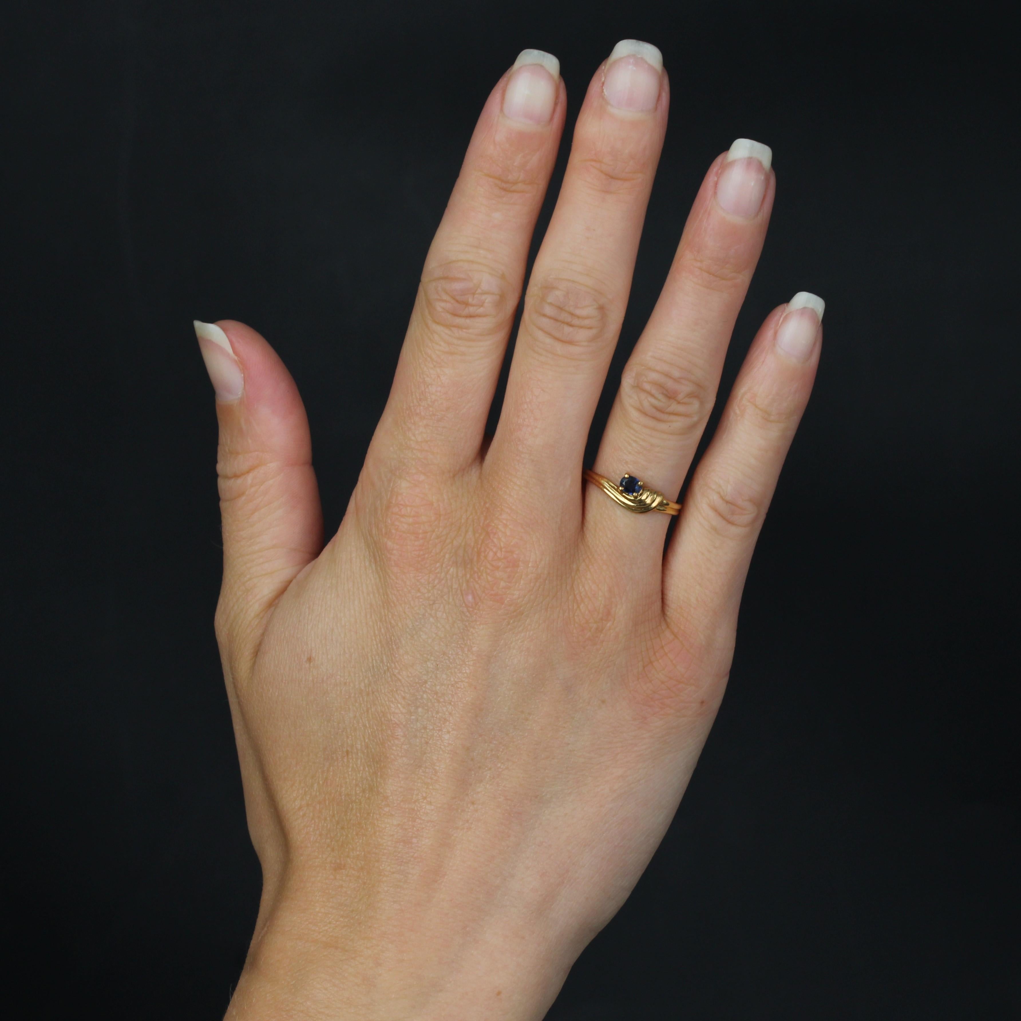Ring in 18 karat yellow gold, eagle head hallmark.
This yellow gold second hand ring features a cushion-cut sapphire highlighted by a yellow gold wave motif.
Height : 6.2 mm approximately, width : 8.8 mm approximately, thickness : 2.6 mm