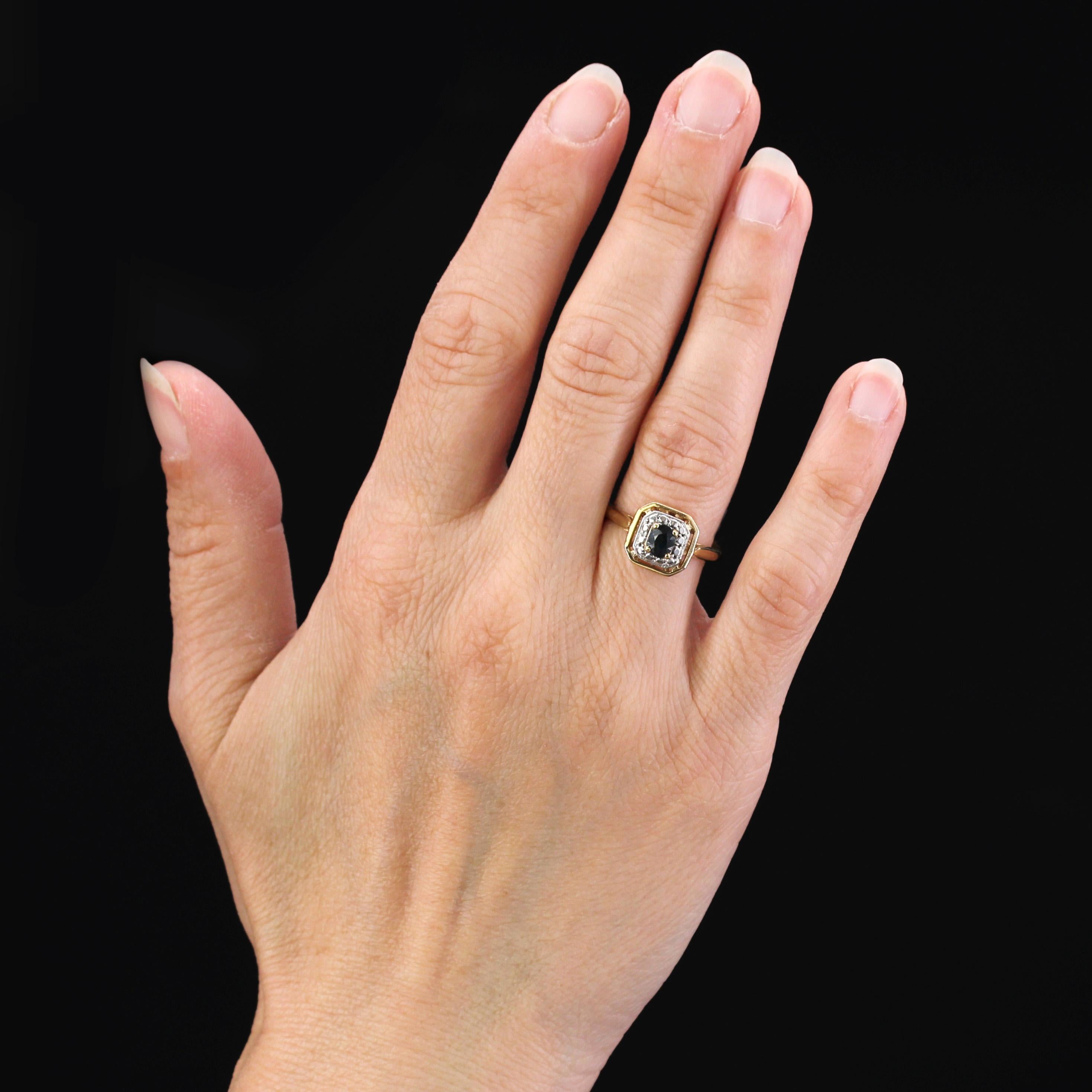 Ring aus 18 Karat Gelb- und Weißgold.
Quadratischer Ring mit geschliffenen Seiten, in dessen Mitte ein ovaler Saphir in einer ziselierten Weißgoldfassung von 4 Klauen gehalten wird.
Gesamtgewicht des Saphirs: ca. 0,40 Karat.
Höhe: ca. 10 mm, Breite: