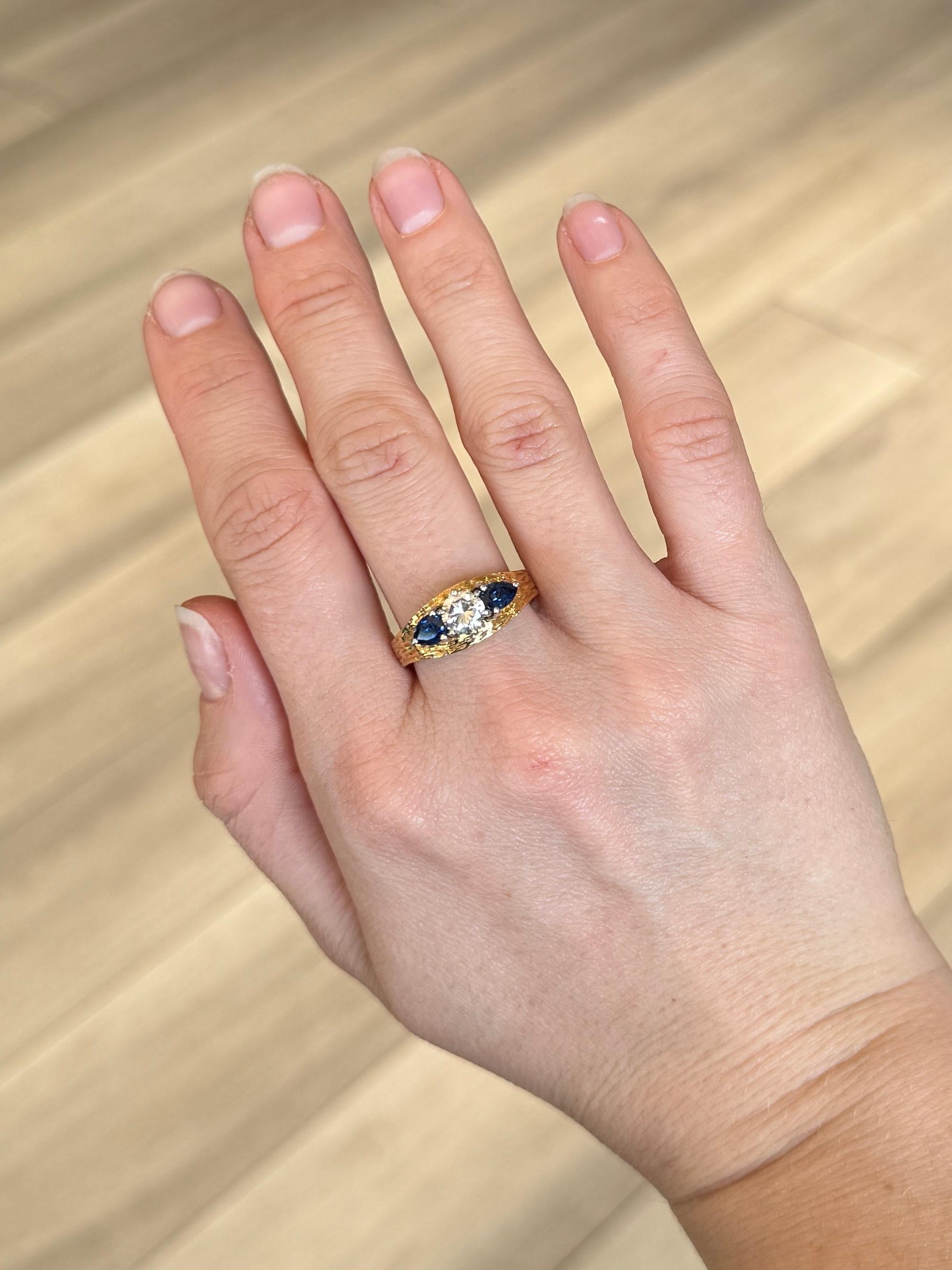 Moderner Ring mit drei Steinen, Saphir und Diamant 18 Karat Gold und Platin (Smaragdschliff) im Angebot