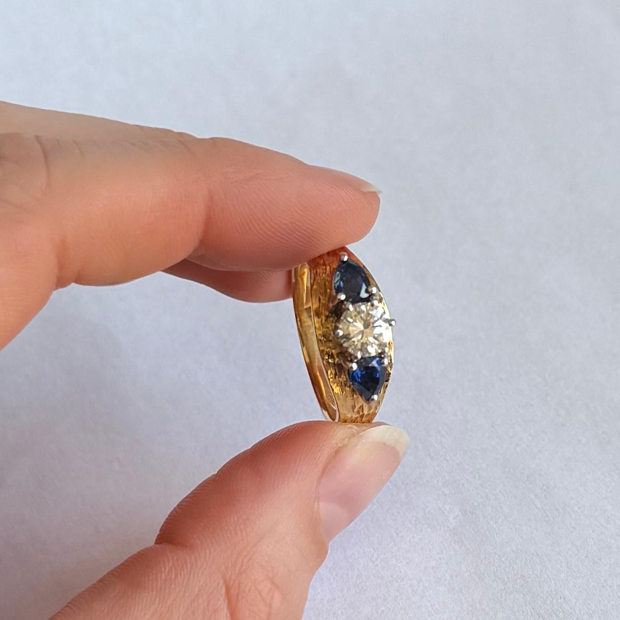 Moderner Ring mit drei Steinen, Saphir und Diamant 18 Karat Gold und Platin im Zustand „Gut“ im Angebot in Chipping Campden, GB