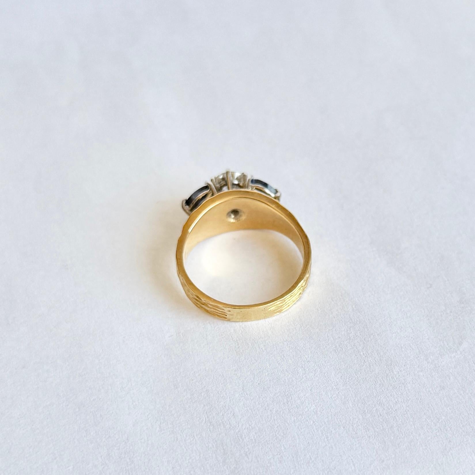 Moderner Ring mit drei Steinen, Saphir und Diamant 18 Karat Gold und Platin Damen im Angebot