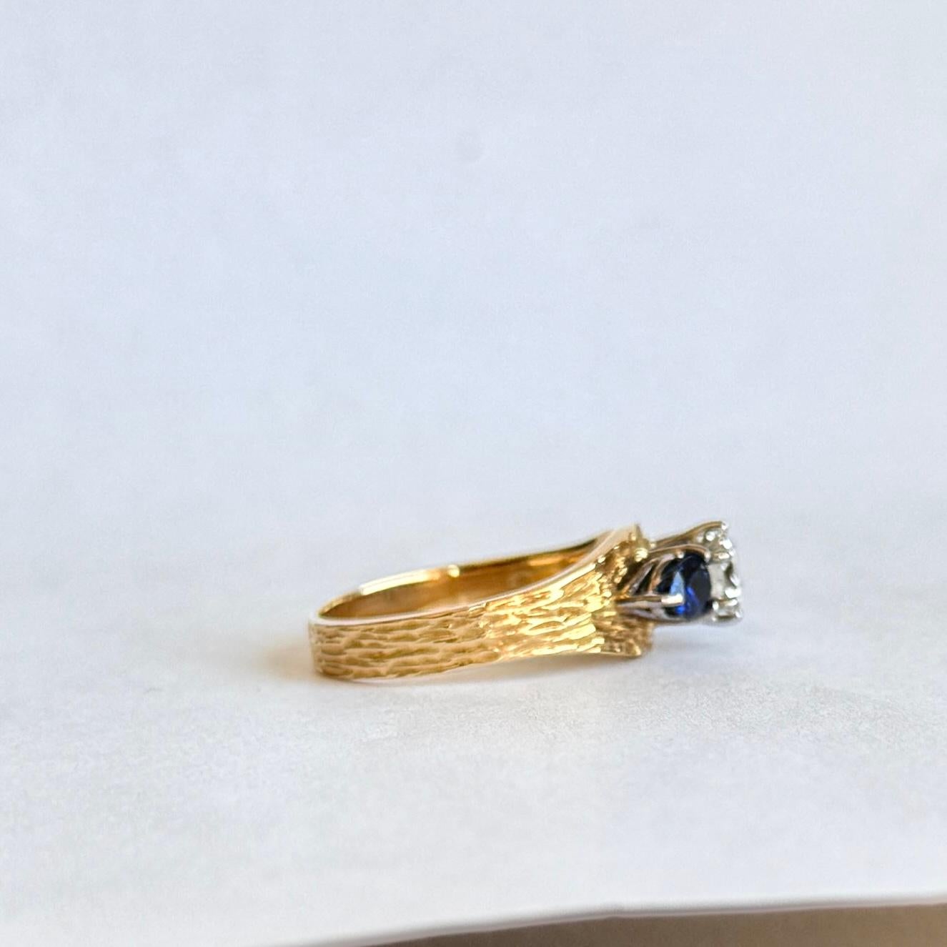 Moderner Ring mit drei Steinen, Saphir und Diamant 18 Karat Gold und Platin im Angebot 1