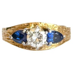 Moderner Ring mit drei Steinen, Saphir und Diamant 18 Karat Gold und Platin