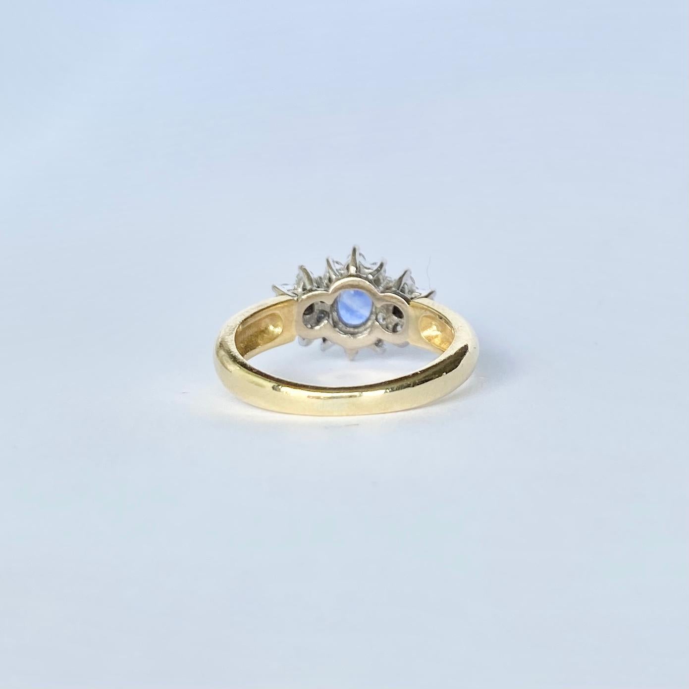 Dieses Schmuckstück trägt einen blassblauen Saphir in der Mitte von kleinen, funkelnden Diamanten. Der Saphir misst 45 Karat und die Diamanten insgesamt 20 Karat. Vollständig gestempelt London 1990.

Ringgröße: G 1/2 oder 3 1/2 

Gewicht: 3,8 g