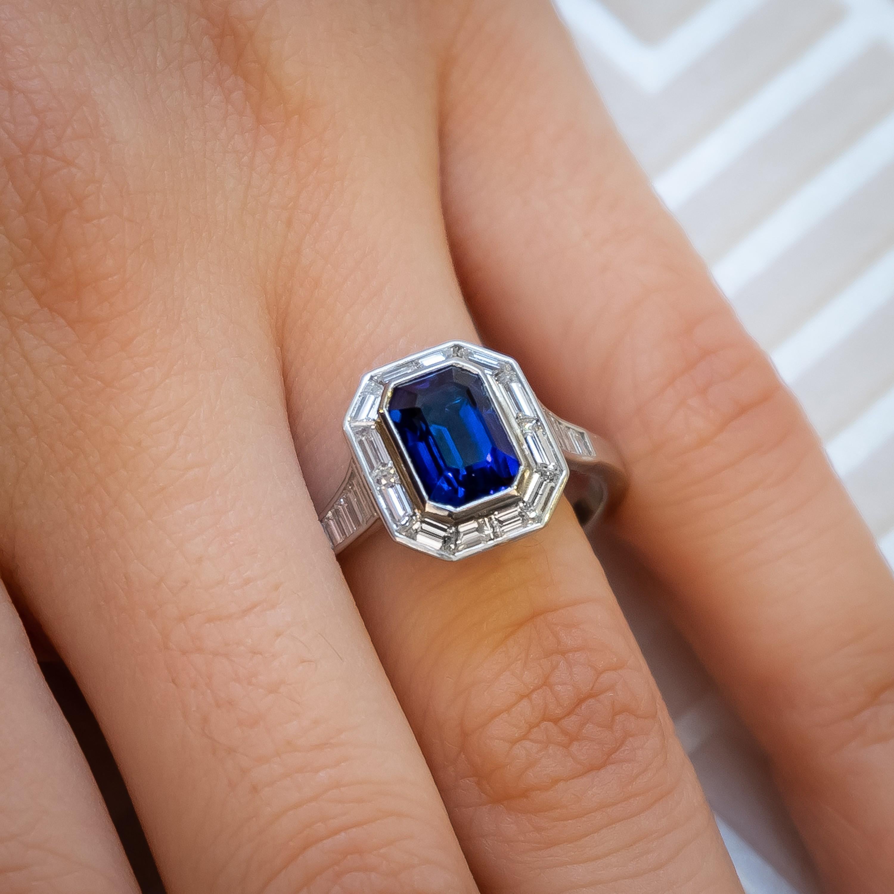 Taglio smeraldo Anello moderno con zaffiro, diamante e platino con incastonatura a forma di mitra