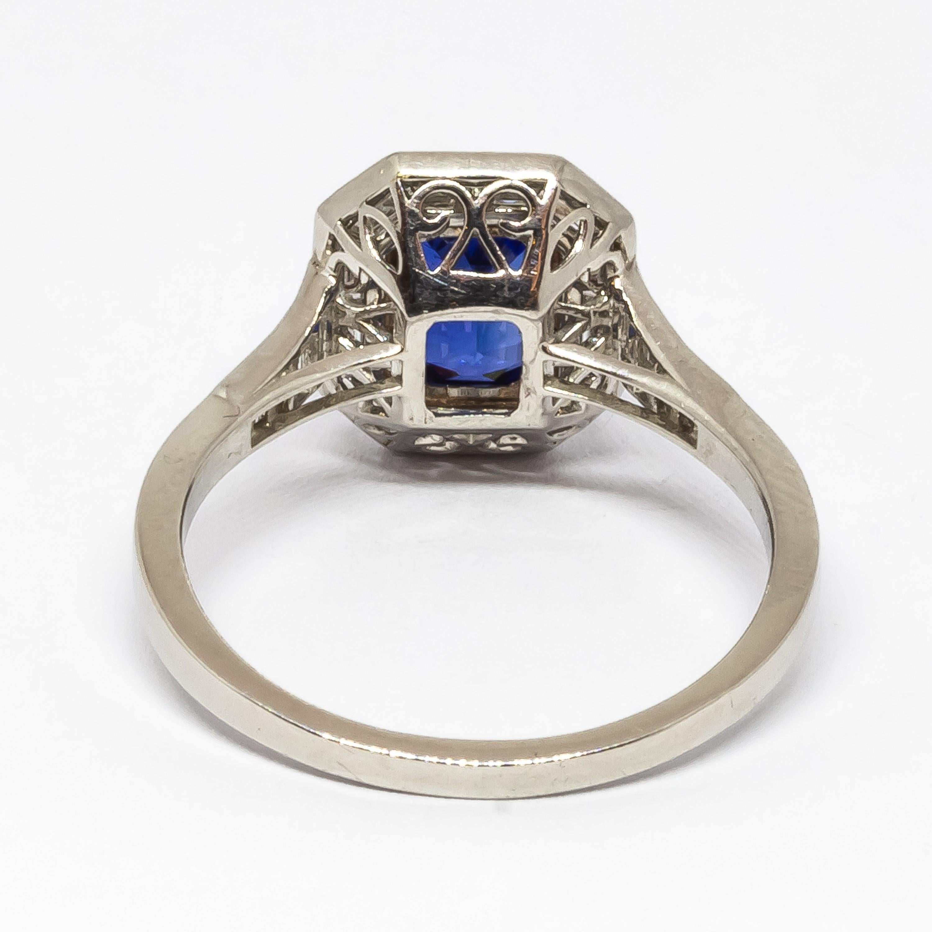 Anello moderno con zaffiro, diamante e platino con incastonatura a forma di mitra 1